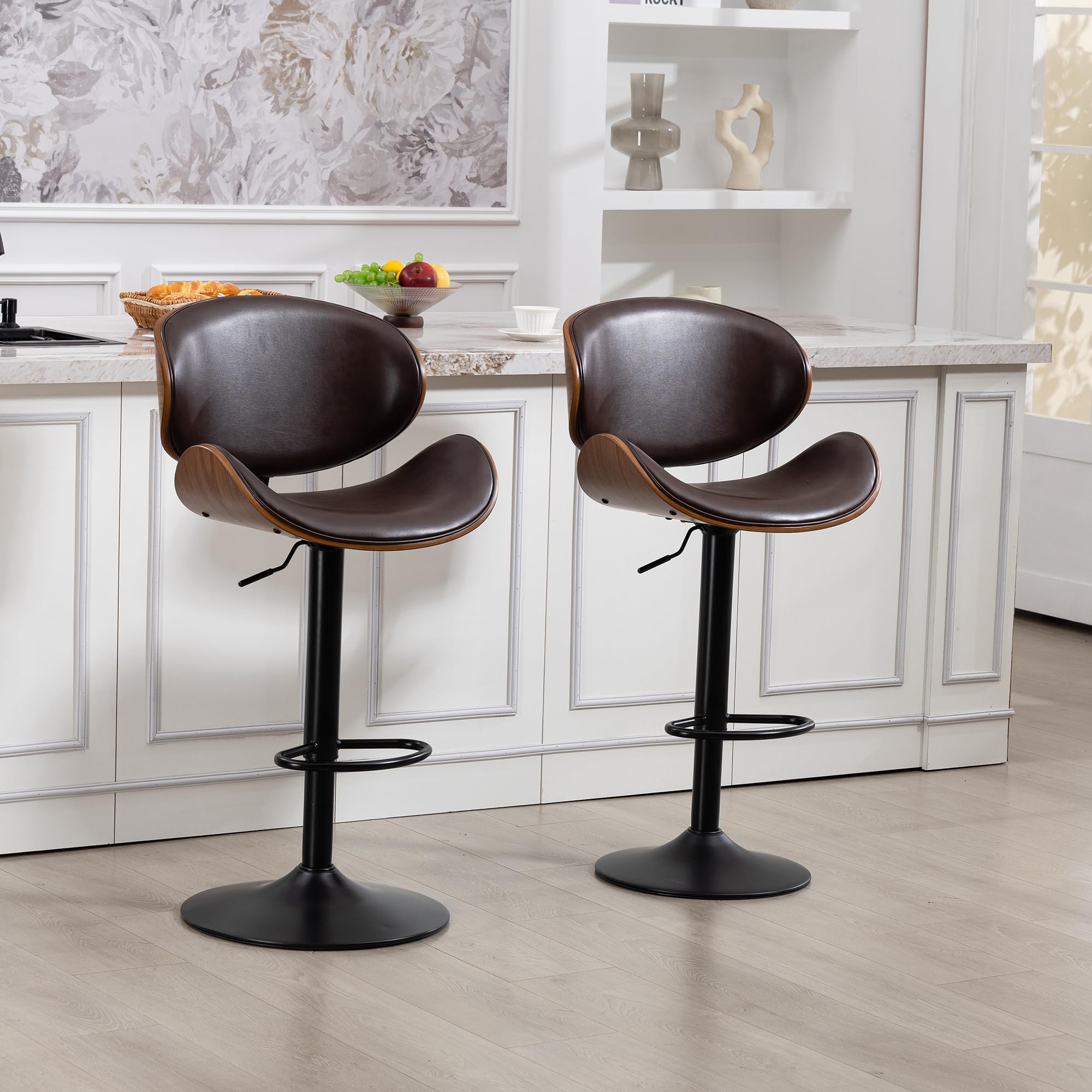 REXO Juego de 2 taburetes giratorios de barra de madera curvada de piel sintética, respaldo ergonómico y reposapiés para bar y isla de cocina, color marrón