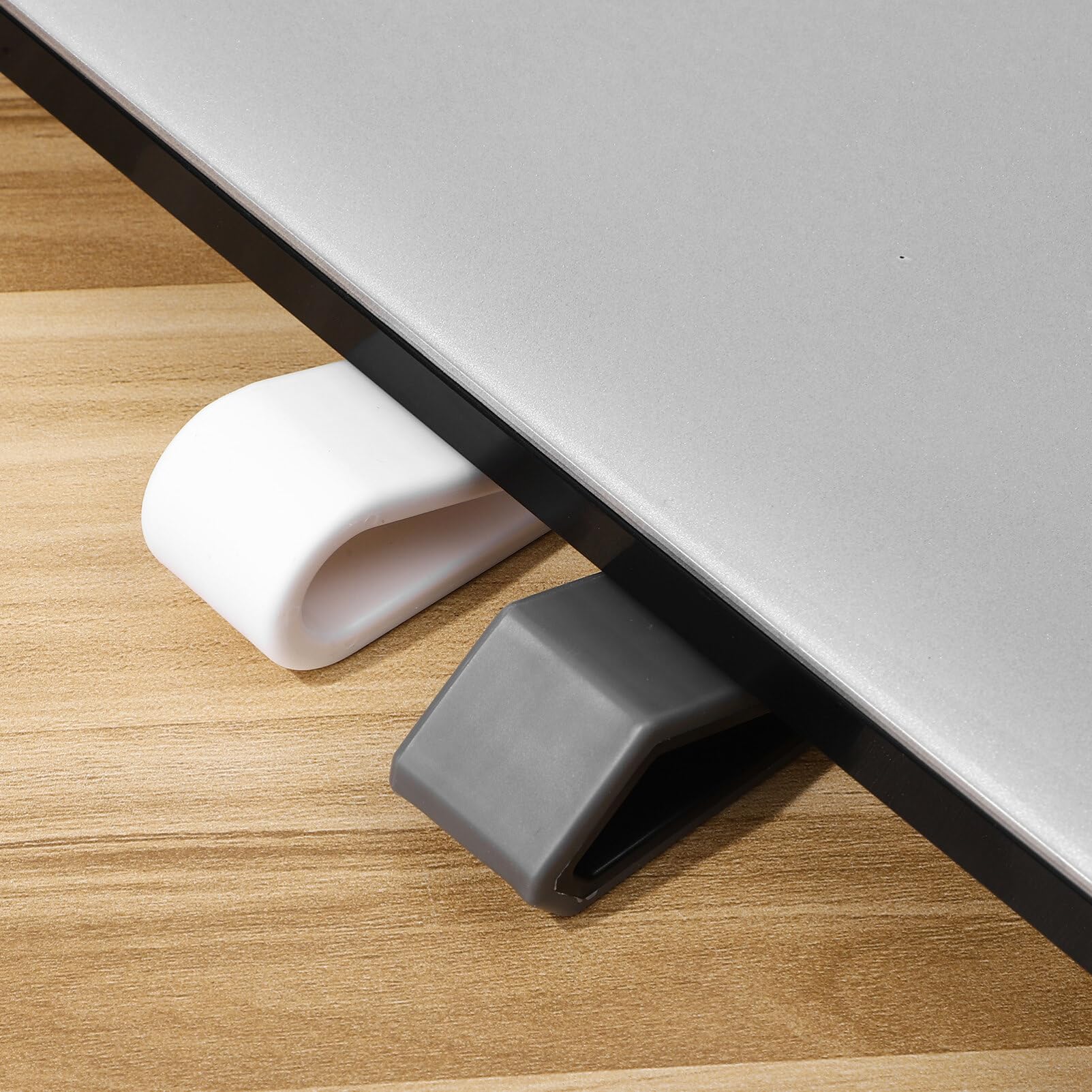 NUOBESTY 2 Supporti Antiscivolo In Silicone Per Notebook – Alza Laptop Per Migliorare La Postura E Raffreddare – Colore Nero