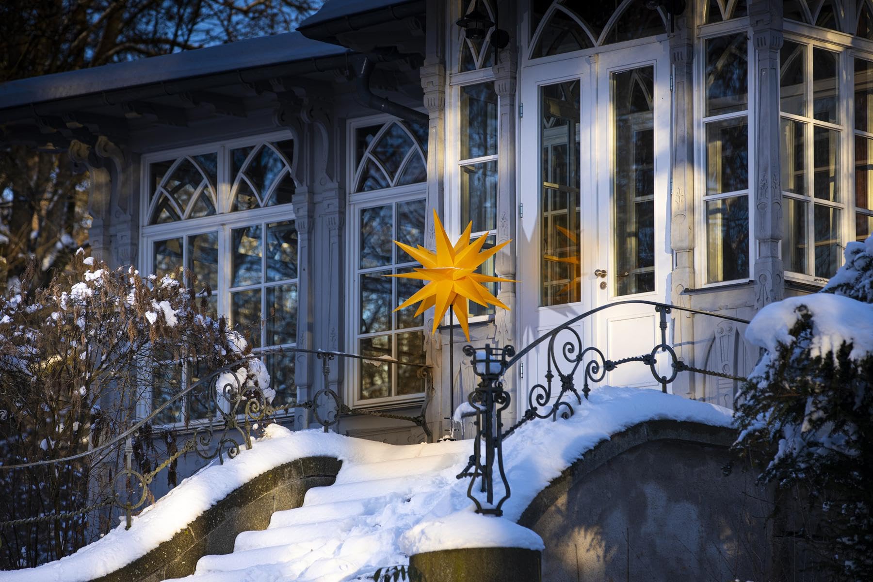 ZICOM LED Dekostern Weihnachtsstern Stern mit 18 Zacken wetterfest, gelb 55cm mit Bodenständer für Weihnachten, Hochzeiten, Party, Dekoration, Geschenkidee, 230V 50Hz, LxBxH 55x55x120cm