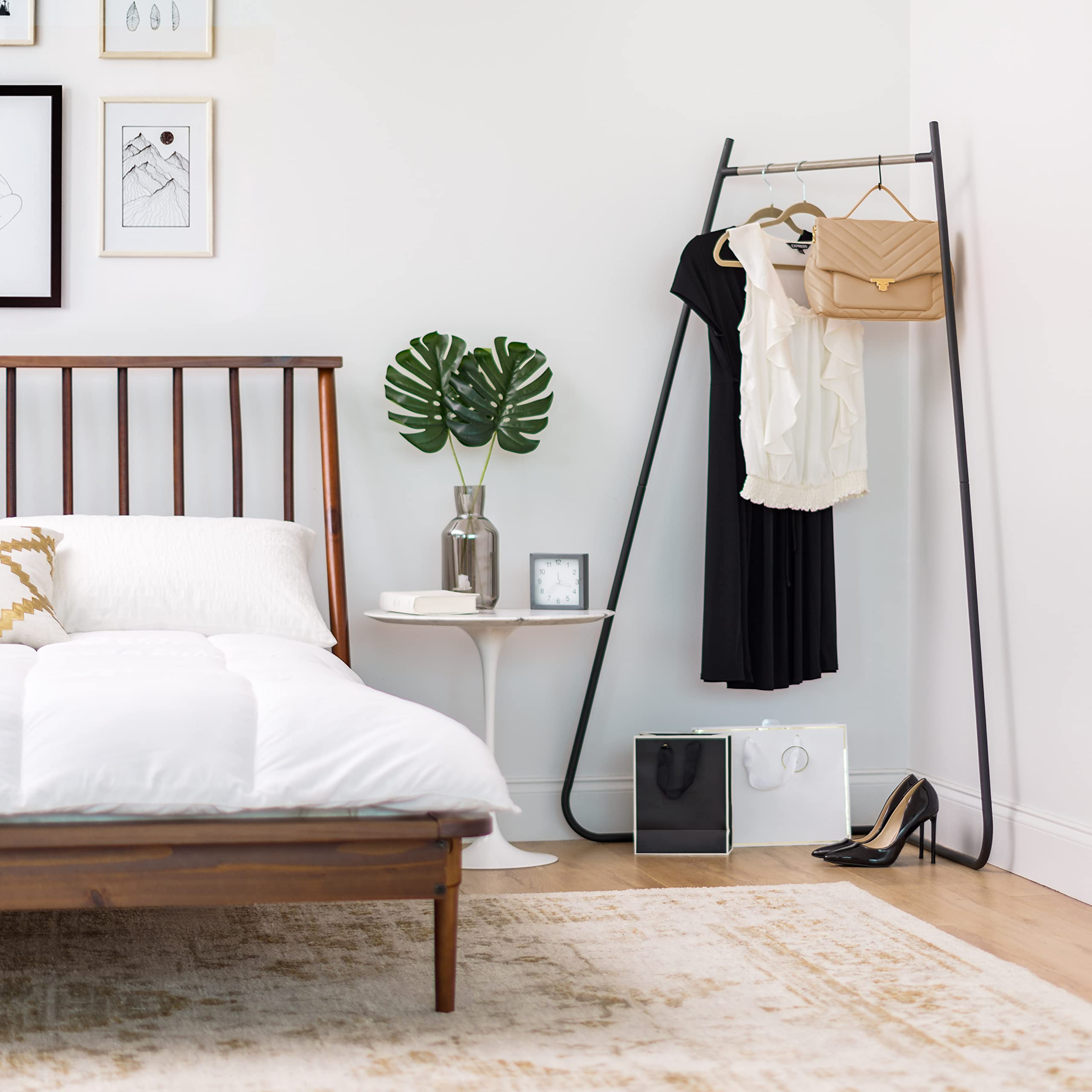 IRIS USA Stylish Standing, Metal Garment, Boutique Style Clothing Rack, Corner