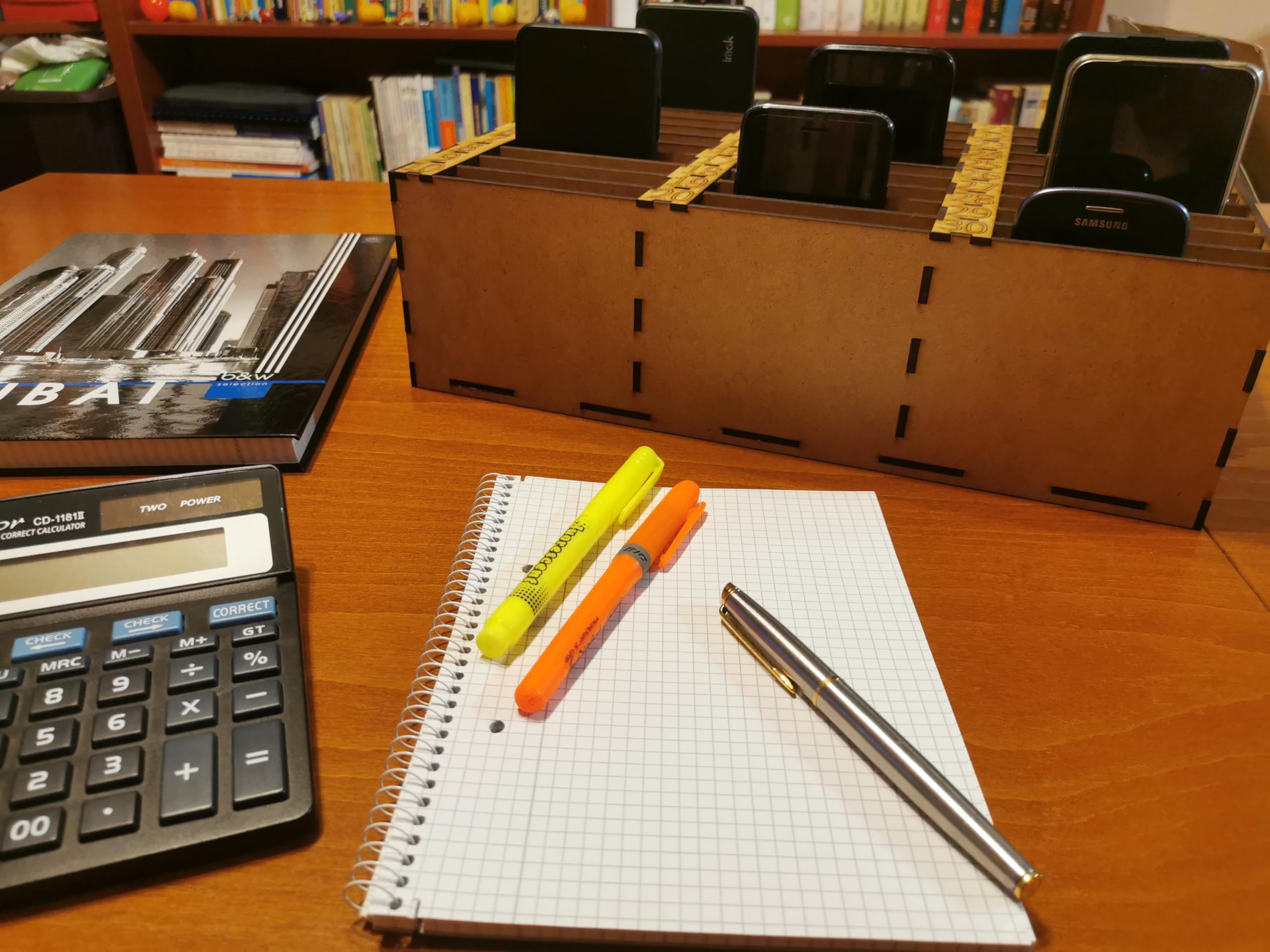 Boîte de rangement pour téléphone portable avec 30 compartiments numérotés - Support de téléphone portable en bois pour salles de classe, formations et séminaires - Boîte de rangement pour