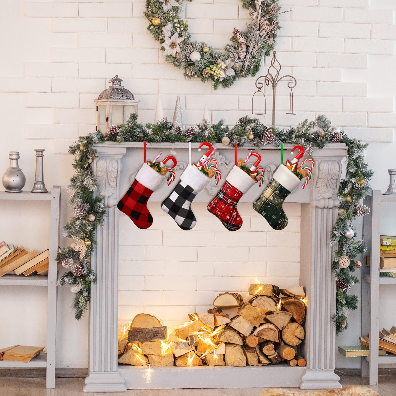 Lot de 24 chaussettes de Noël de 17,8 cm, mini chaussettes classiques à carreaux rouges et verts avec flocons de neige et poignets en polaire pour décoration de Noël familiale, décorations de Noël