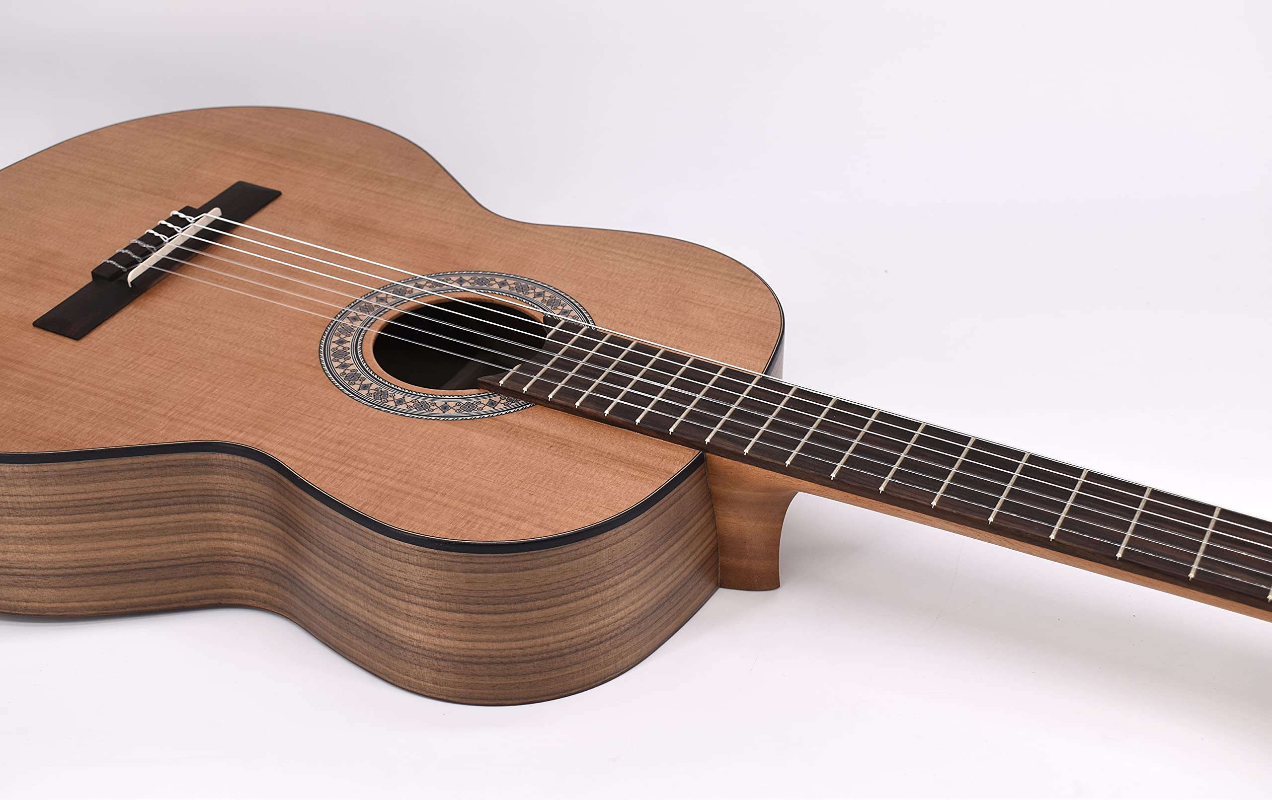 VOLT by Voggenreiter Sevilla Konzertgitarre KG-6000 Open Pore, Größe 7/8 Hochwertige Akustikgitarre mit massiver Zederndecke. Professioneller Klang, elegantes Open Pore Finish, Made in Europe 1267