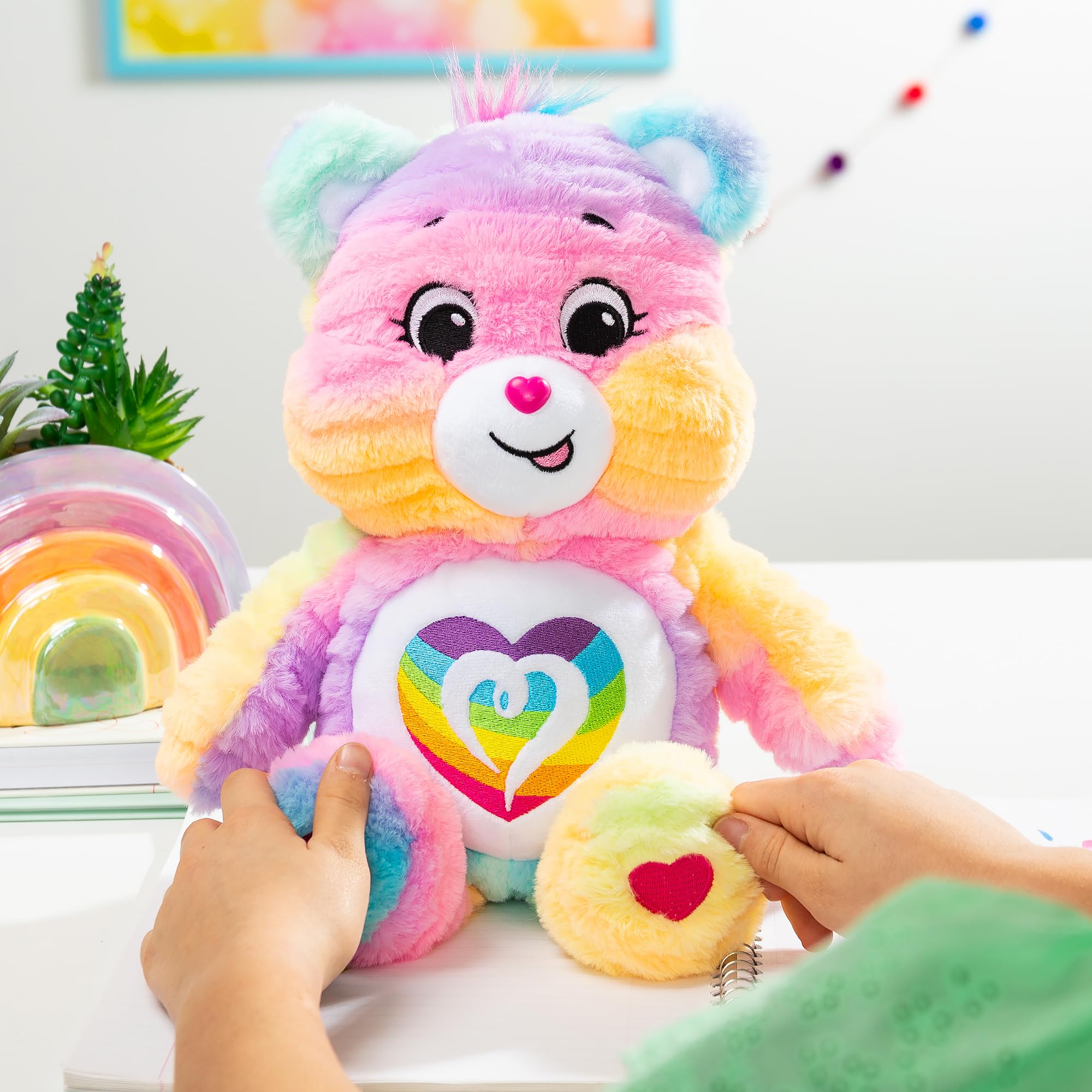 Basic Fun Care Bears 35 cm kolorowy plusz – 'Togetherness Bears' ekologiczna miękka zabawka z jasnym identyfikatorem brzucha, żywy przedmiot kolekcjonerski dla dzieci i fanów