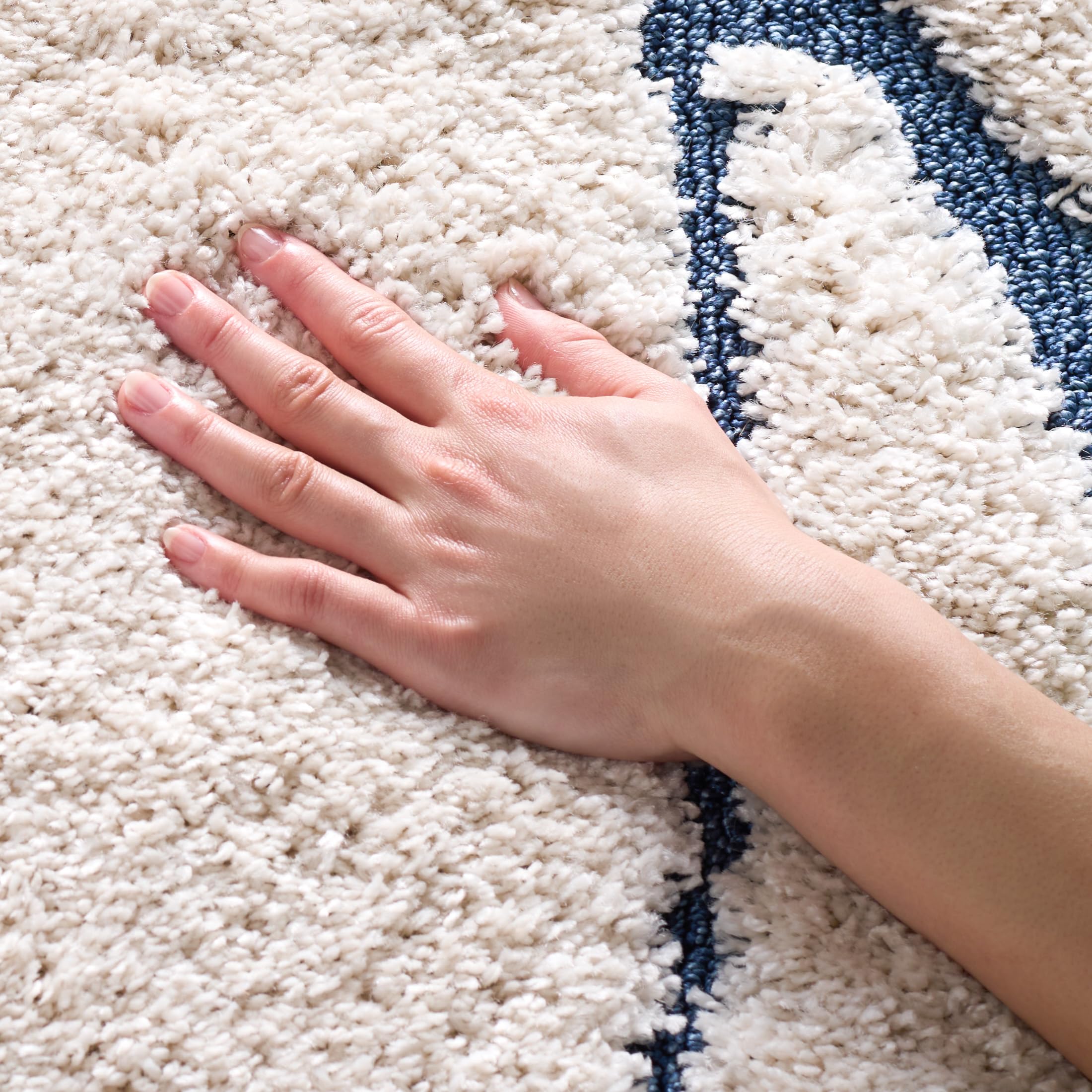 Safavieh Shaggy Indoor Woven Rectangle Area Rug, Florida Shag Collection, SG471, in Cream/Blue, 99 x 160 cm for Living Room, Bedroom or Any Indoor Space