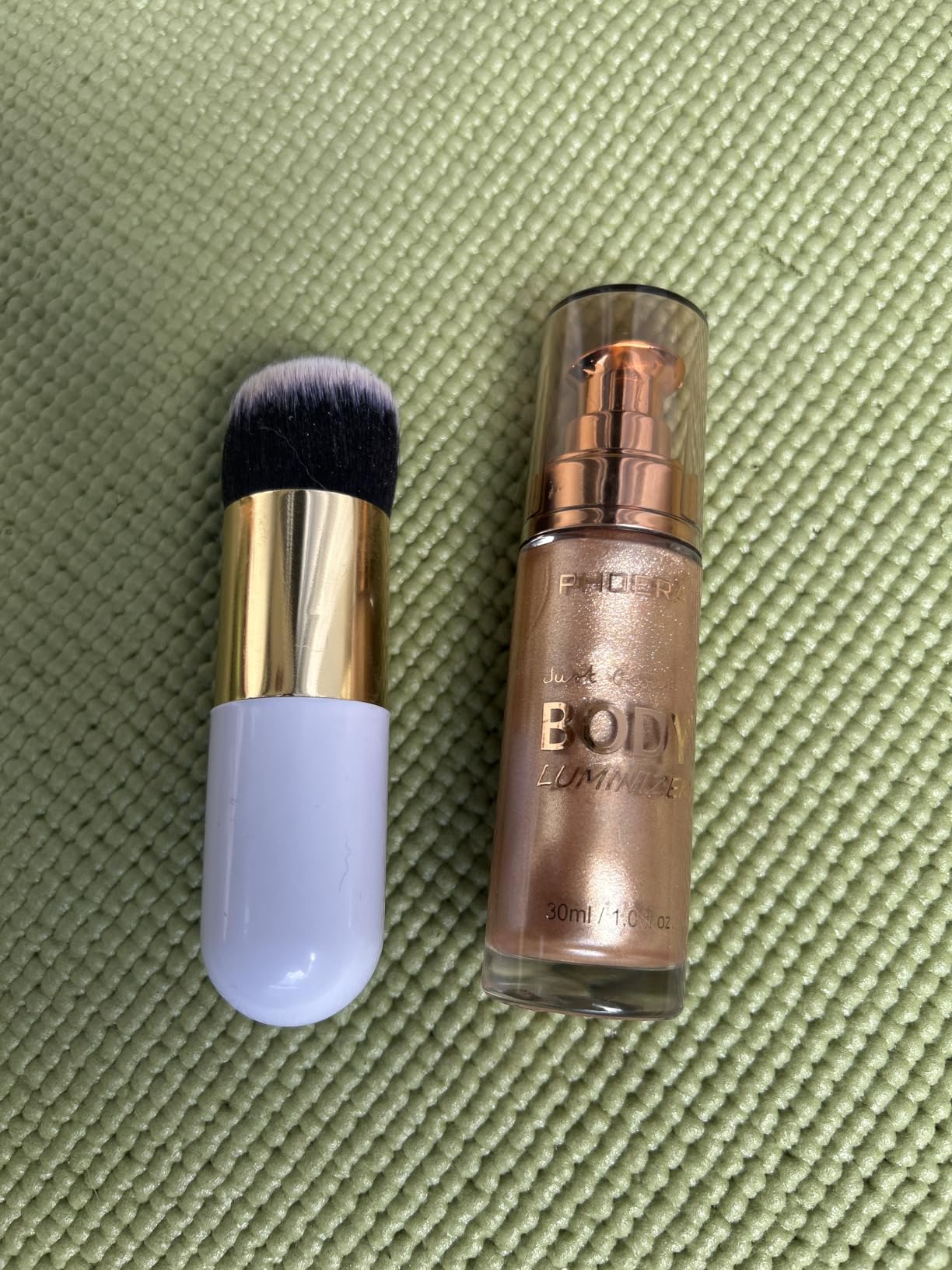 Lezero Body Shimmer Oil, Glistening Bronze Natural Glow Luminizer, Long Lasting Moisturizing Liquid Illuminator Highlighter Makeup for a Sun-Kissed Glow, Brush Include, 1oz, Medium