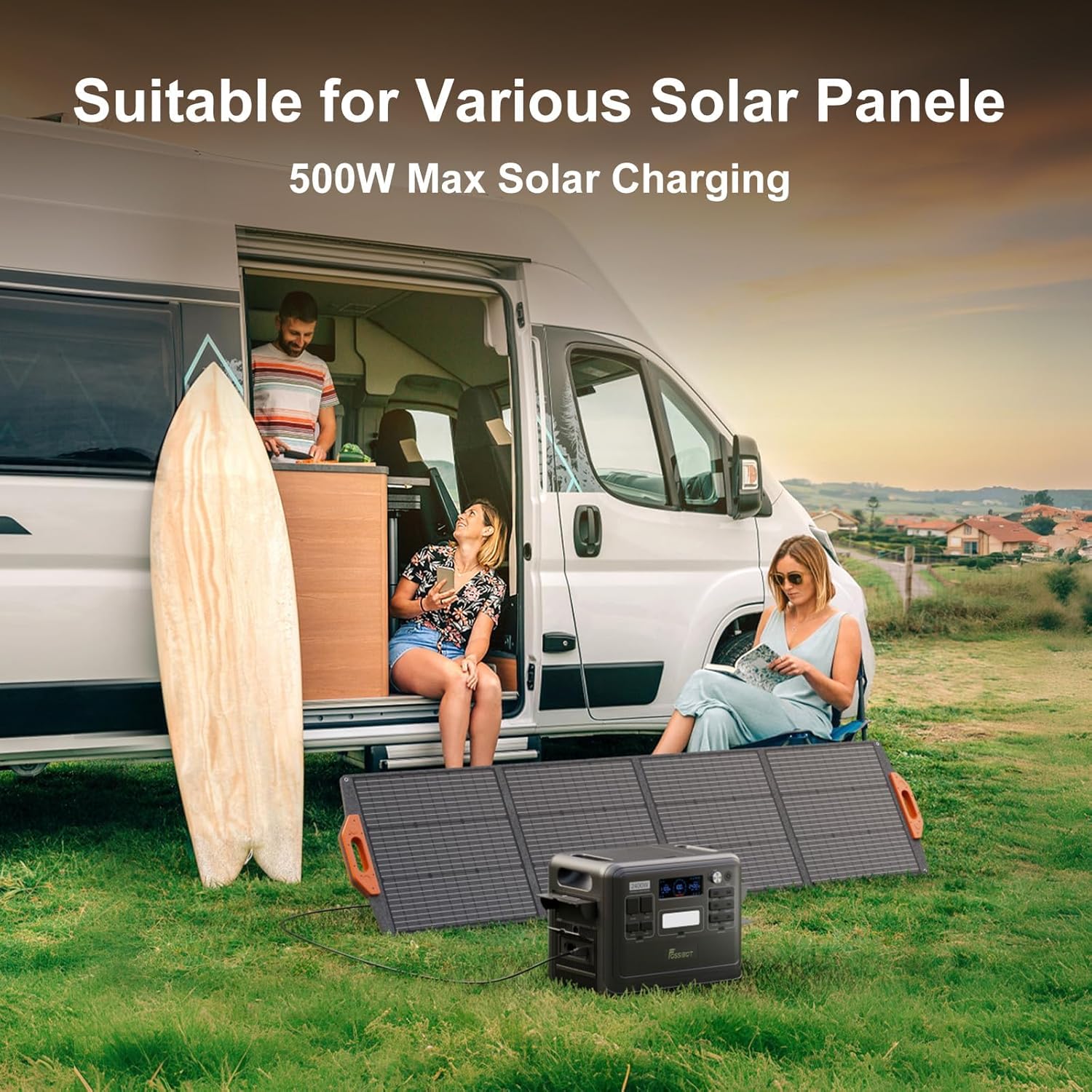 FOSSiBOT F2400 bærbar kraftstation tilsluttet solpaneler ved siden af ​​en autocamper, der demonstrerer udendørs solcelleopladning.