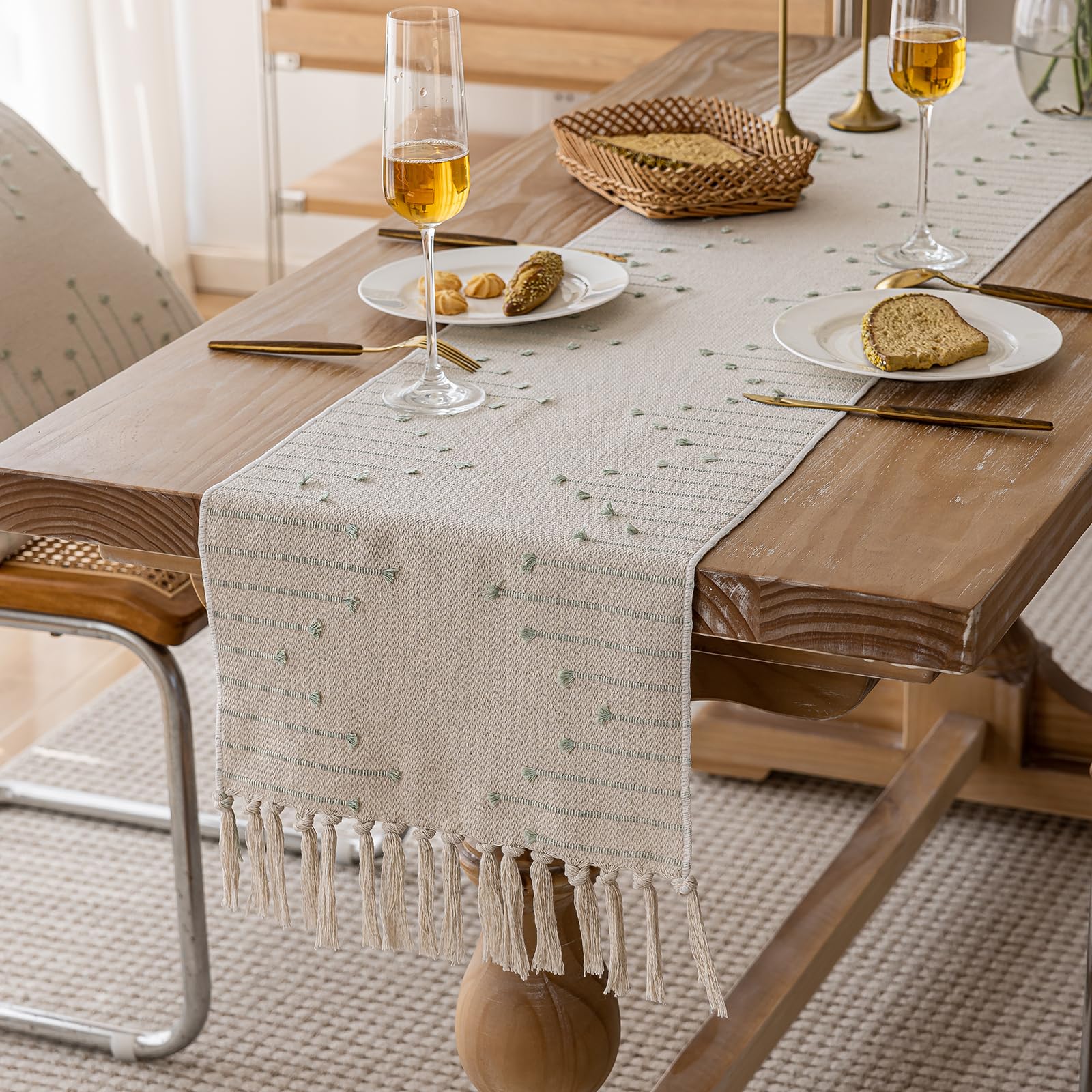 Joyfol Day Camino de mesa de algodón bohemio, camino de mesa de arpillera con borlas para decoración de mesa de comedor en casa, bufanda tejida natural rústica (beige y verde salvia, 13 x 108 pulgadas