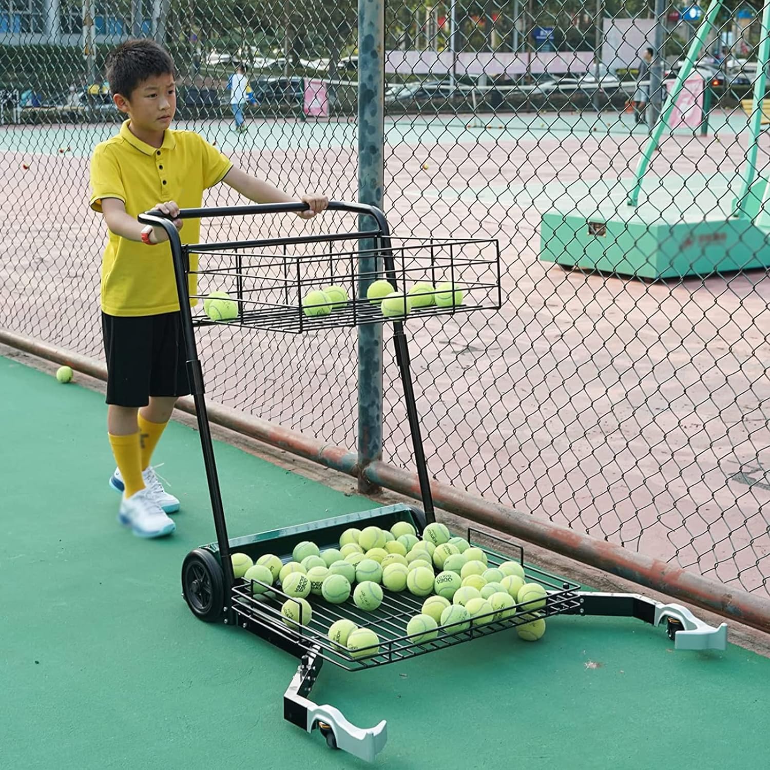 Koszyk tenisowy z kolekcji Easy Ball Coaching Trolley, zbiera 80 piłek na raz, może pomieścić do 170 piłek tenisowych, skutecznych na różnych polach