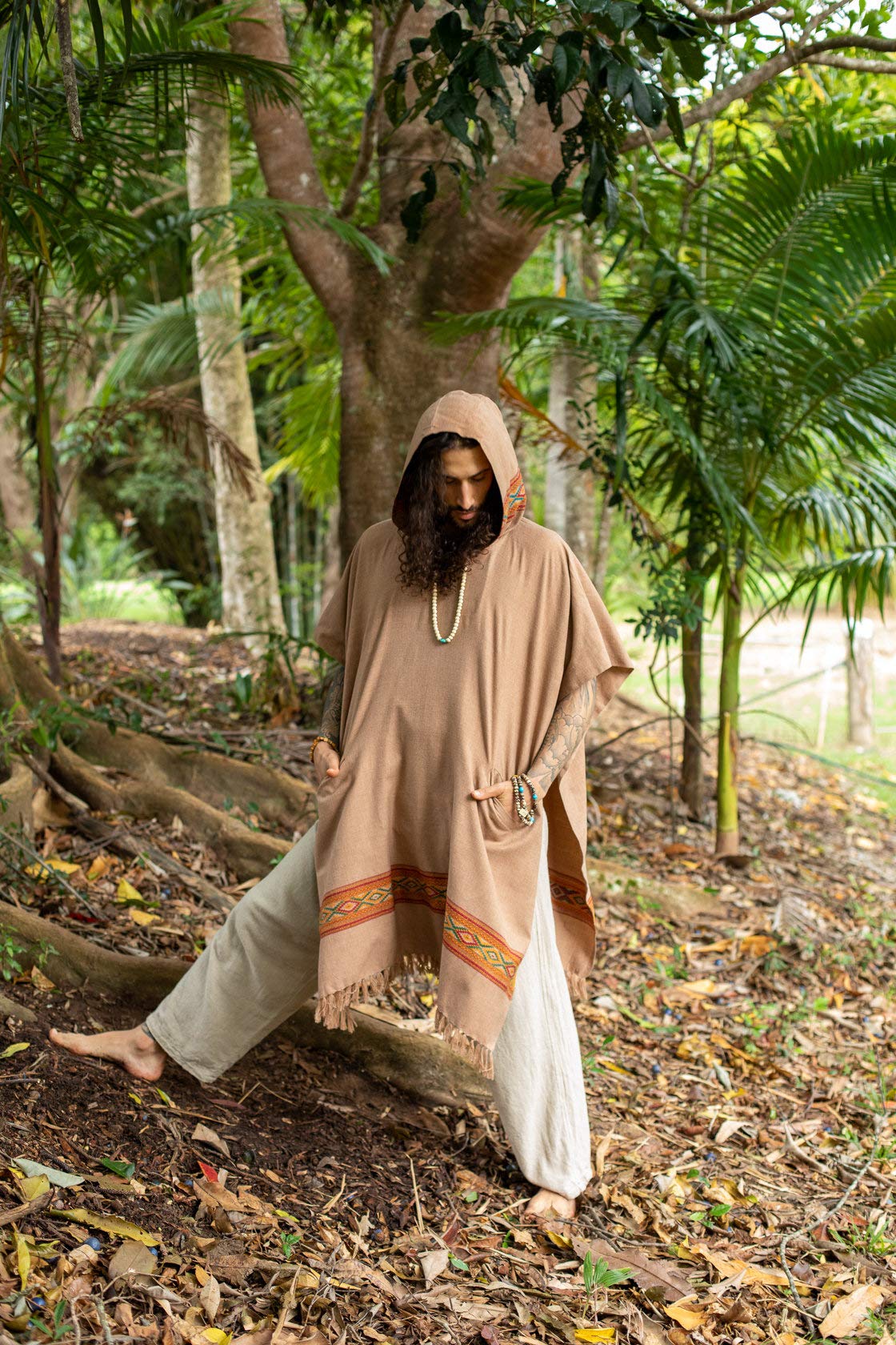 AJJAYA UPEKKHA Poncho con capucha marrón para hombre largo de lana de cachemir con bordado tribal, capucha grande, bolsillos, hippie, primitivo, gitano, boho