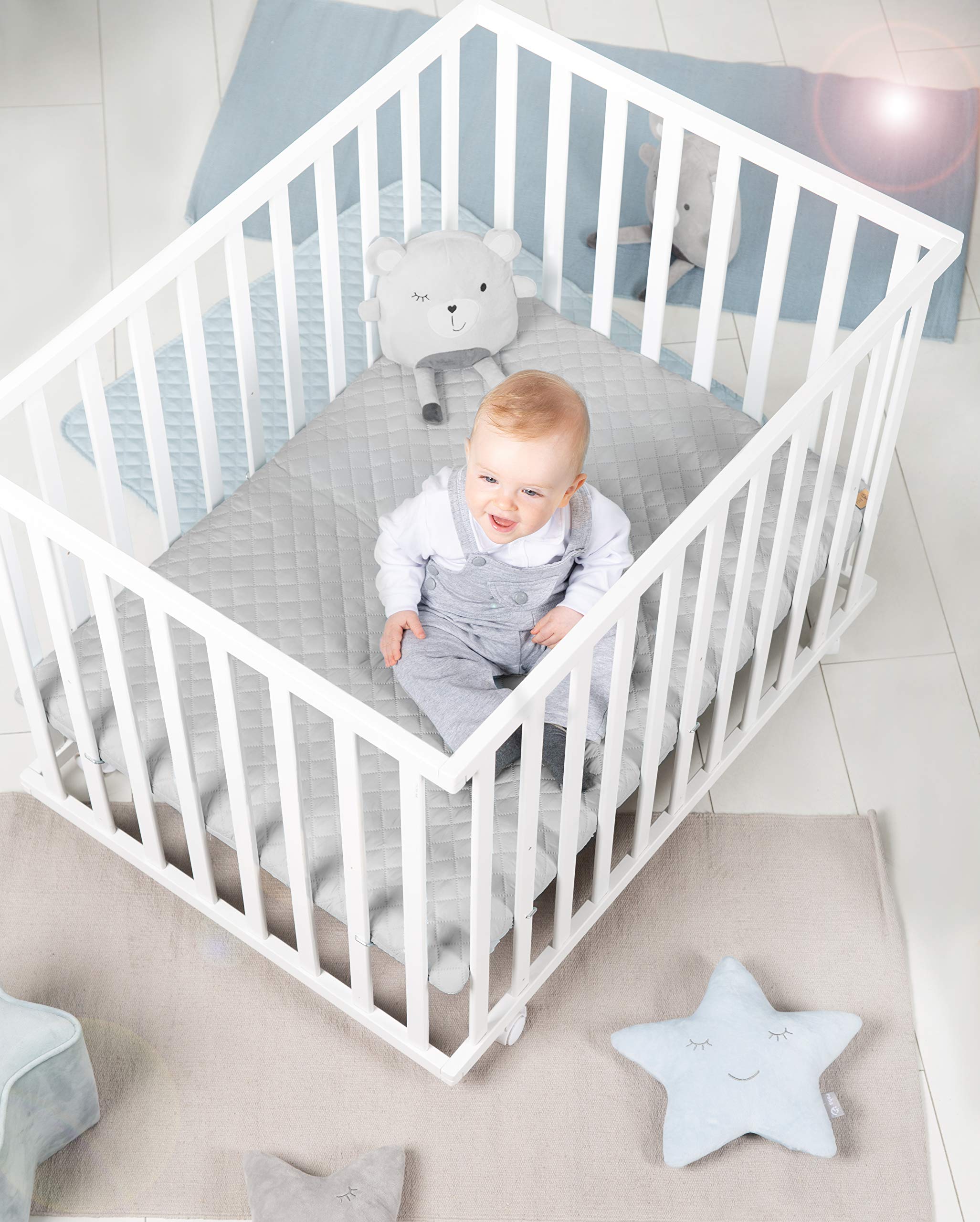 roba Parc Bébé en Bois 75 x 100 cm + Tapis de Parc roba Style Gris - Base Ajustable en Hauteur sur 3 Niveaux - Roulettes avec Freins - Laqué Blanc