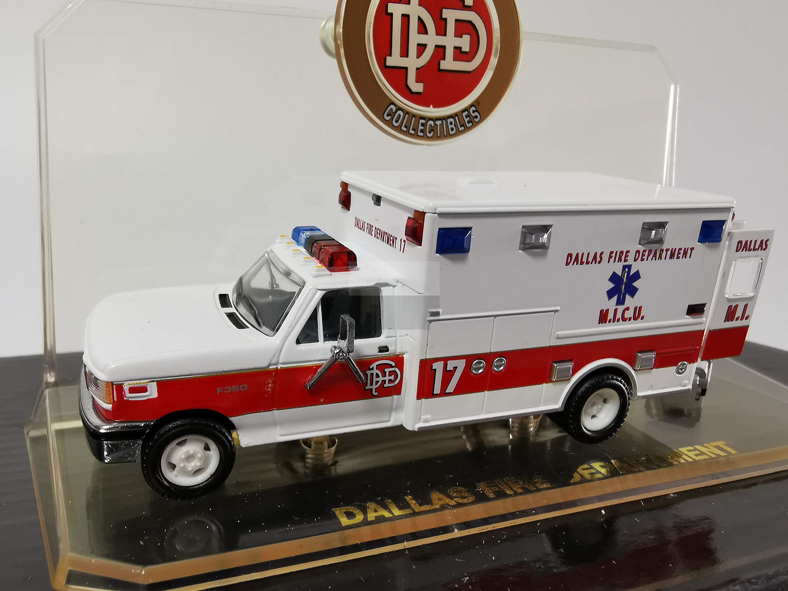 ACE HOBBY CODE 3 USA DALLAS FIRE DEPARTMENT M.I.C.U. AMBULANCE 1