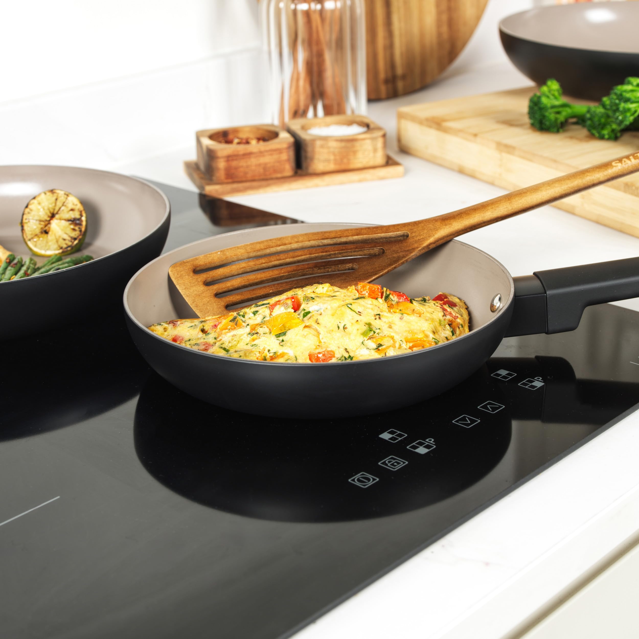 Salter BW12876EU7 Zestaw 3 ceramicznych patelni 20/24/28 cm, korpus z aluminium pochodzacego z recyklingu, powloka wolna od PFOA i PFAS, do plyt indukcyjnych, uchwyt soft-touch, do jajek/omletów