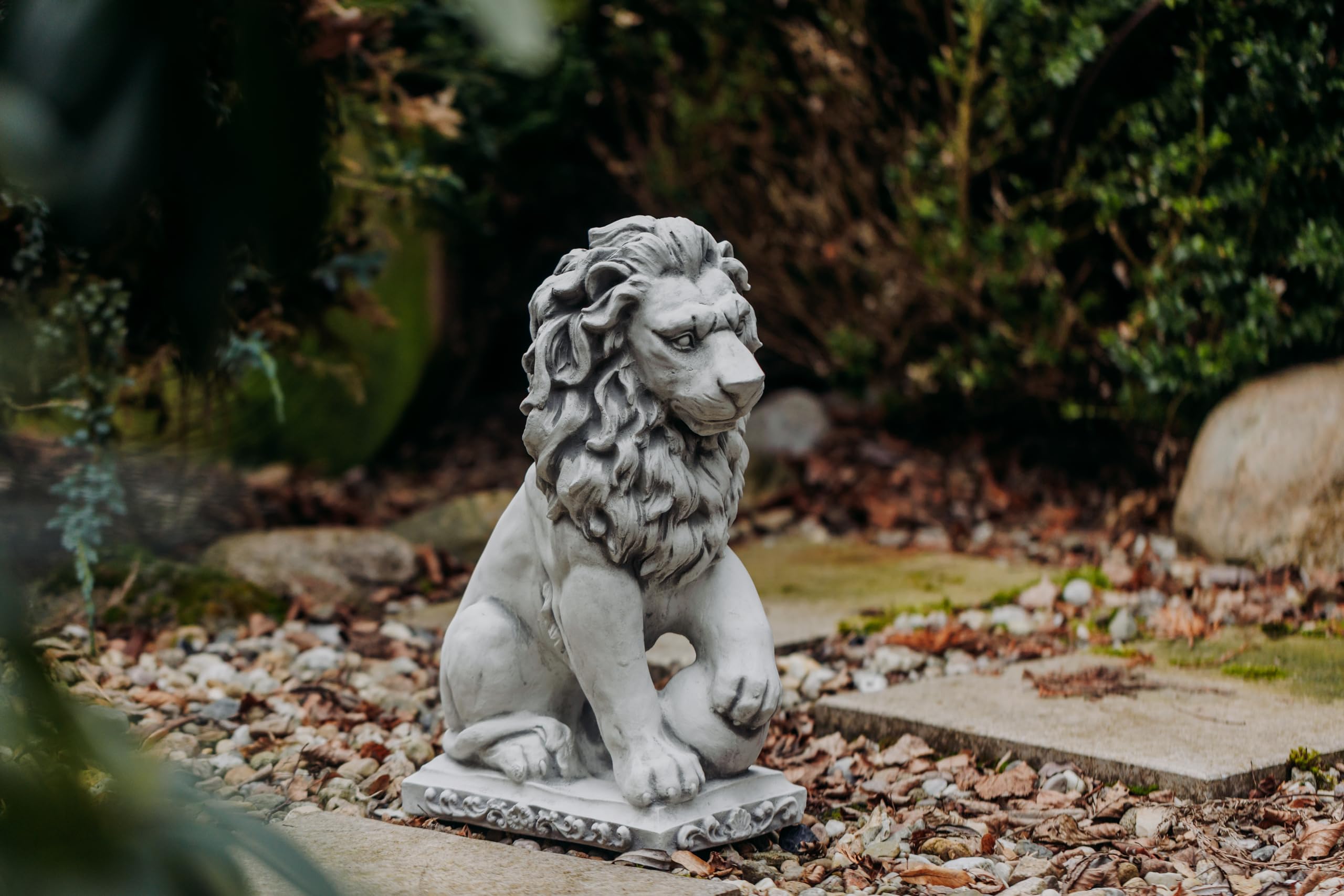 gartendekoparadies.de Statuen Löwen mit Kugel, Steinfigur aus Steinguss, H. 47 cm, je 21 kg, Grau, Frostsicher für Außenbereich (Löwe Links)