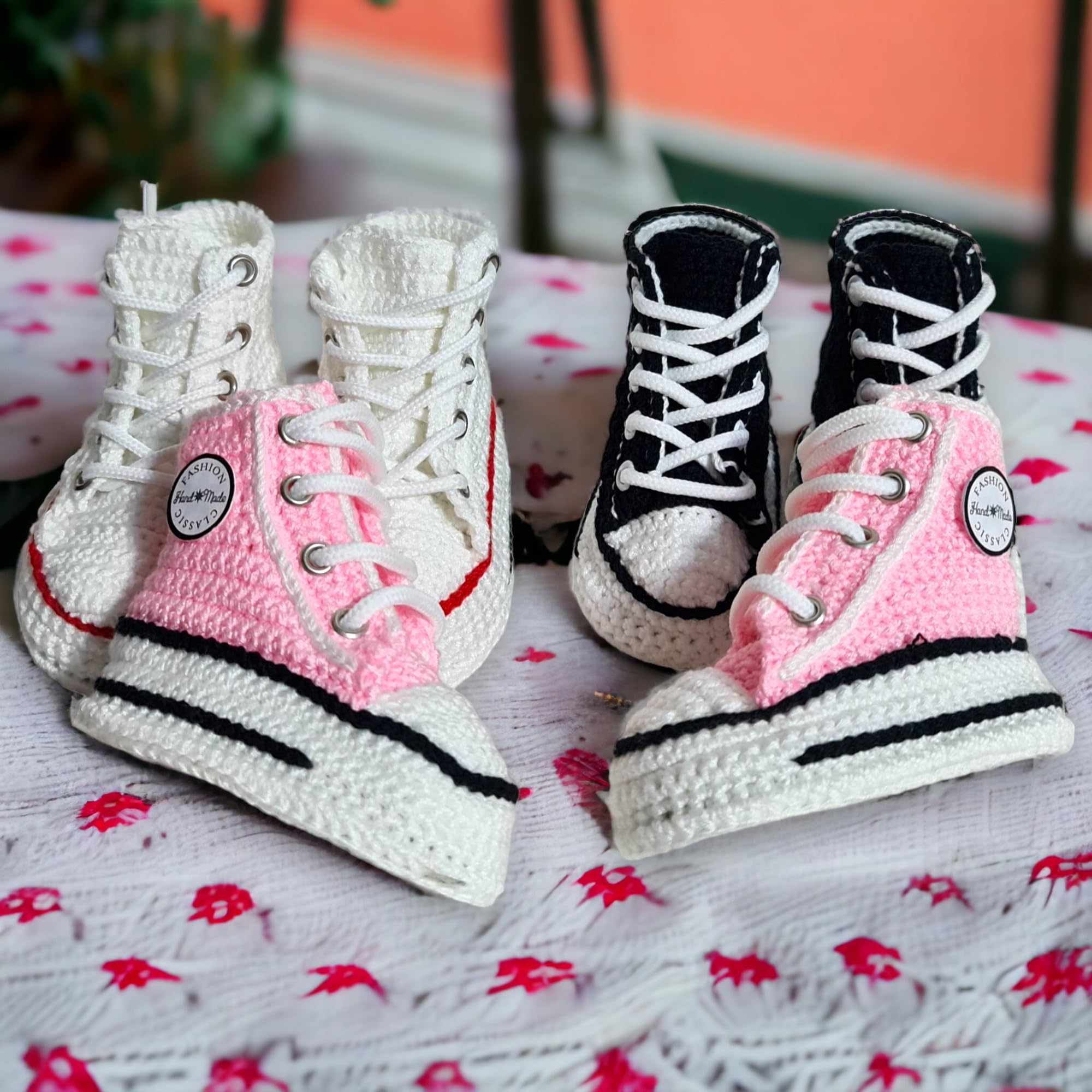 weiße Bio Häkel Baby Sneaker Booties, weiche rutschfeste Strickschuhe für Jungen und Mädchen, geschlechtsneutrale Baby-Boots, personalisierte Neugeborenen-Geschenke