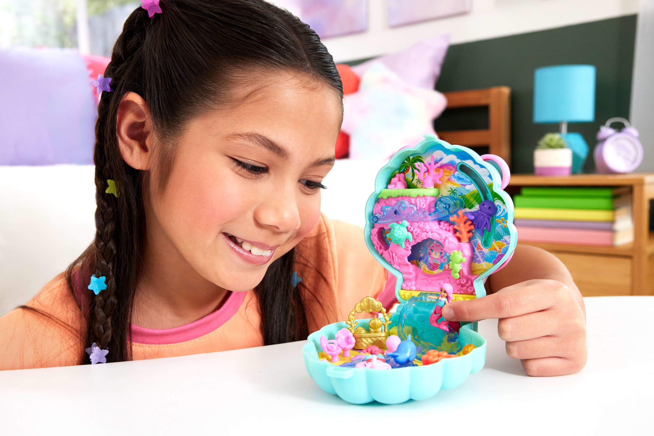 Polly Pocket - Cofanetto Magici Glitter, set portatile a forma di conchiglia con una microbambola sirena, cuccioli marini e 11 accessori a tema inclusi, giocattolo per bambini, 4+ anni, JCB16