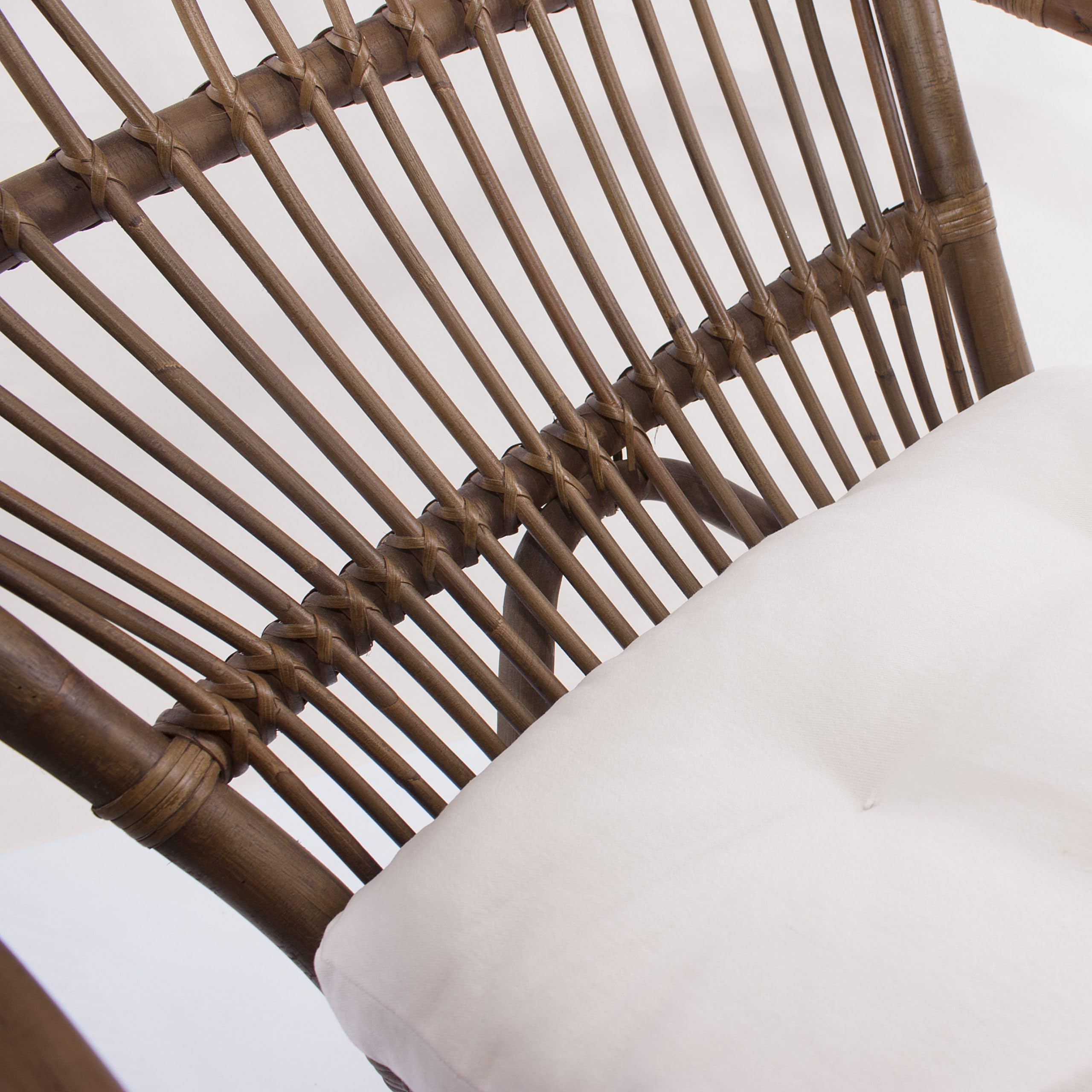 DiKasa Poltrona in Giunco con Cuscino Trapuntato Bianco, Poltrona Rustica Marrone per Interni e Verande Coperte, Seduta Leggera e Resistente, Design Naturale ed Elegante, 57x62x90 cm