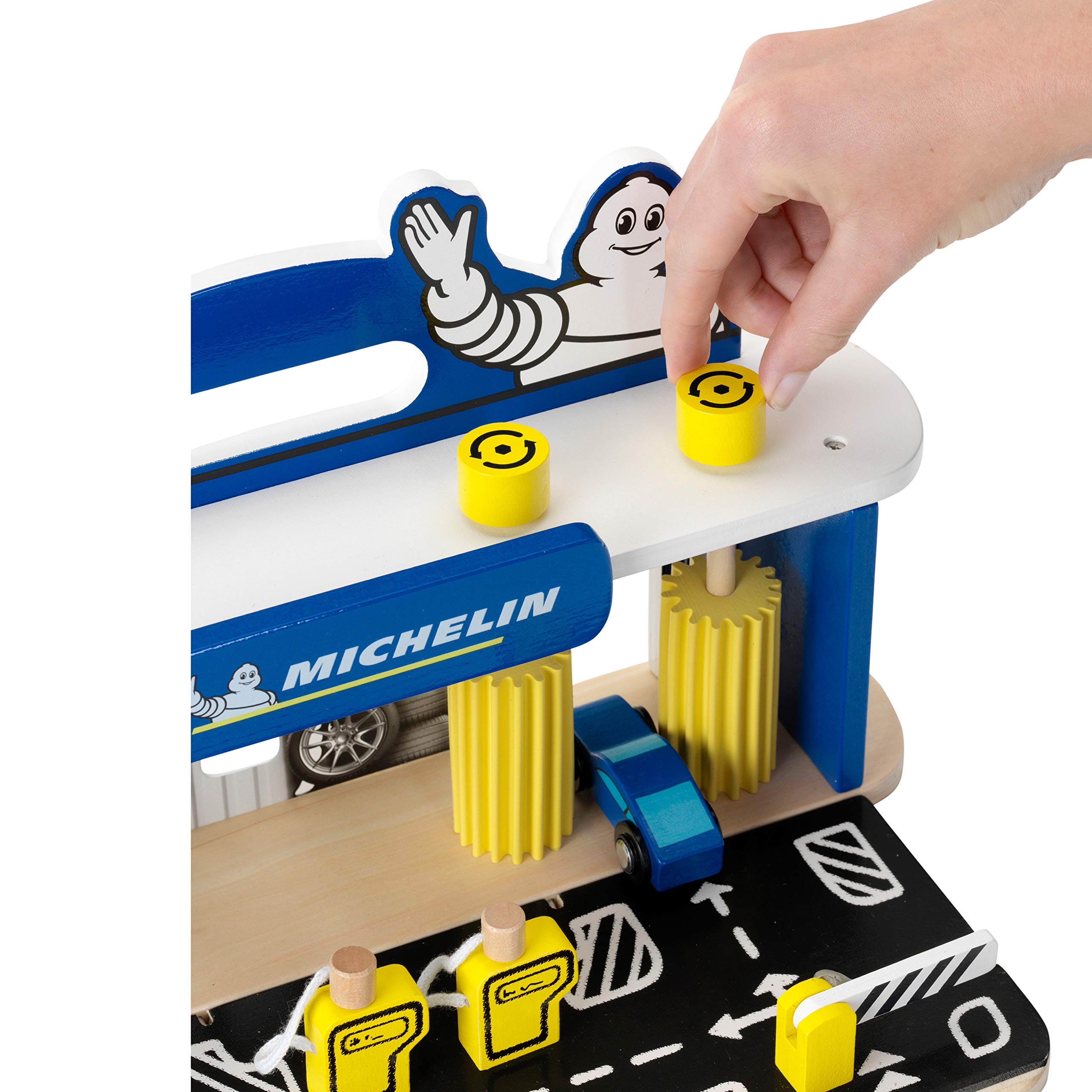 Theo Klein 3403 Stazione di servizio MICHELIN, Legno, con 2 Auto, piattaForma elevatrice, pompe di carburante e molto altro, Giocattoli per Bambini dai 3 Anni in su