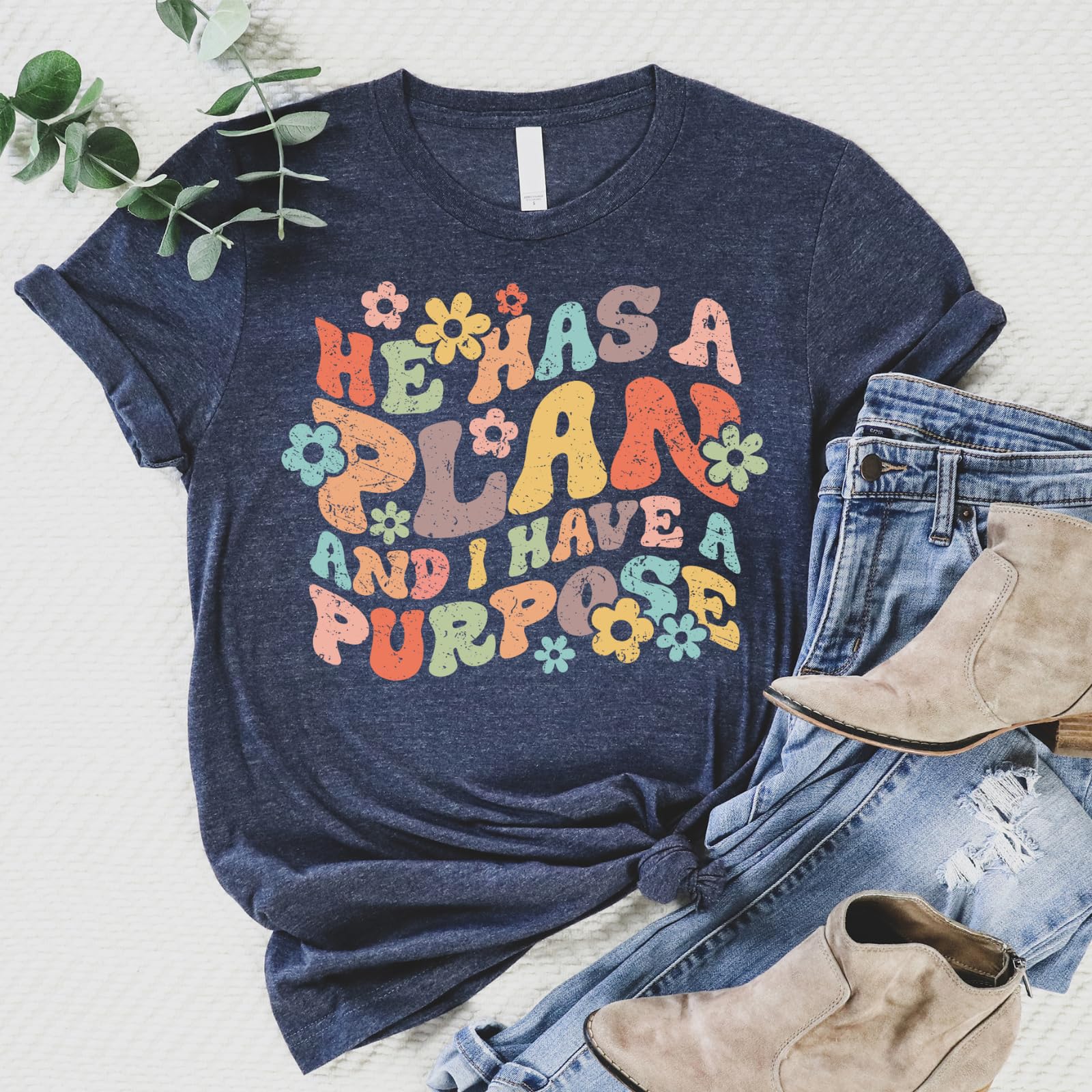 Love in Faith | Él tiene un plan | Camisetas cristianas para mujer | Ropa basada en la fe | Regalos cristianos