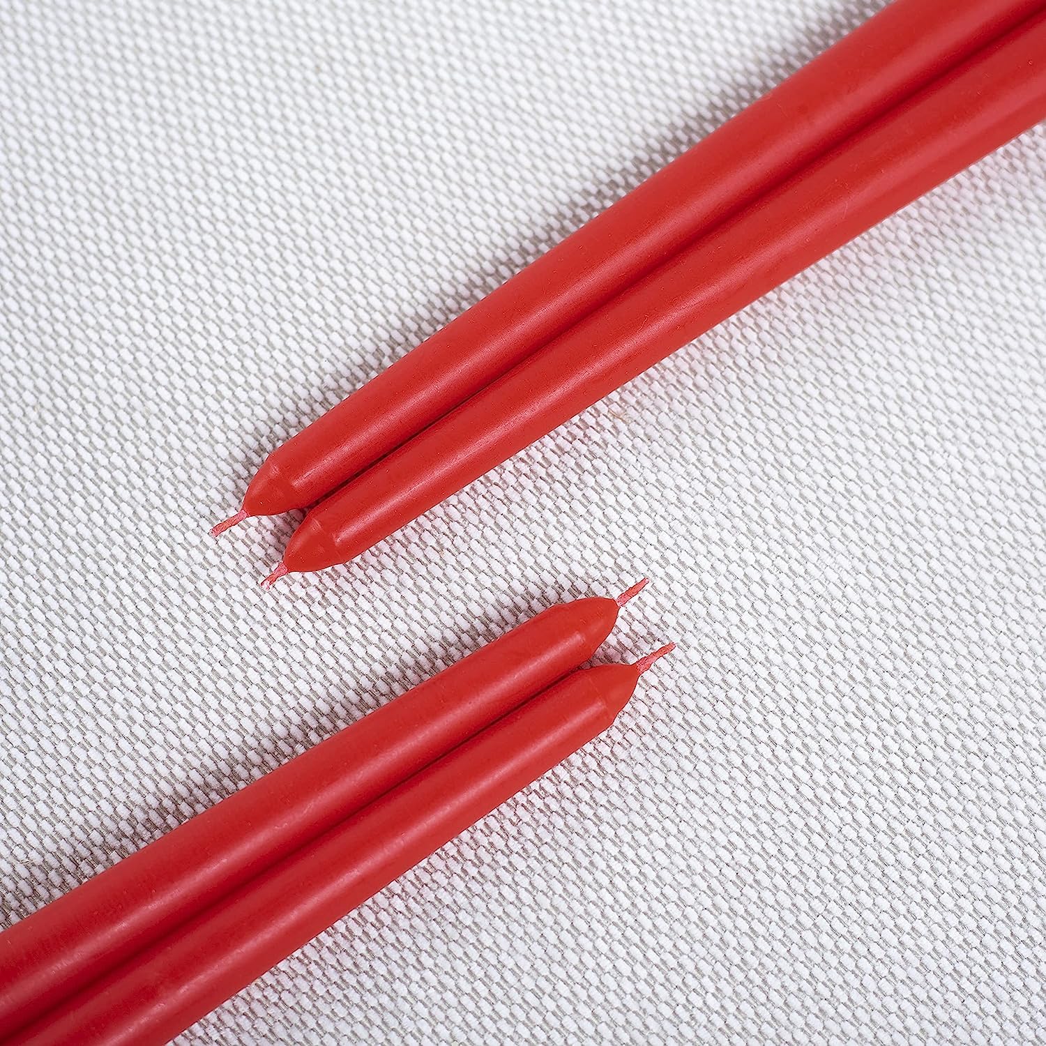 AuraDecor Spitzkerzen-Set || Tafelkerzen || Feierkerzen || 25,4 cm Kerzen || Tropffrei || Rauchlose Kerze || Brenndauer 8 Stunden (12 Stück, Rot)