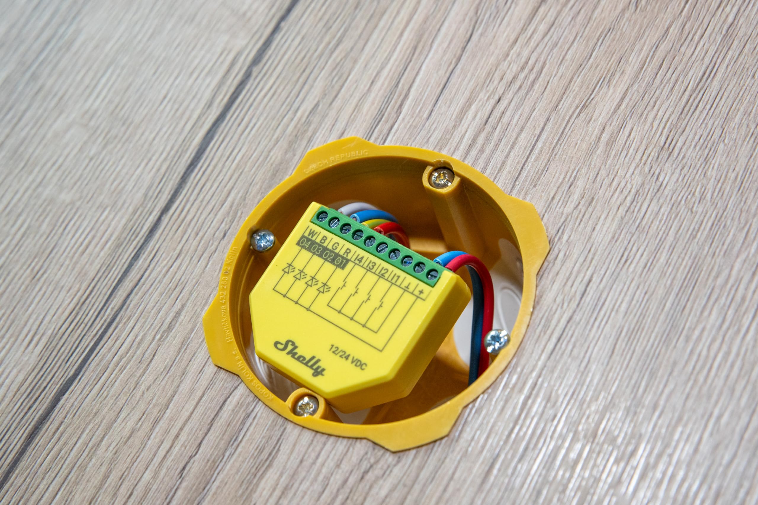 Shelly Plus RGBW PM, Modulo di Controllo RGBW per Strisce LED Wi-Fi & Bluetooth, con Misuratore di Consumo, Luce Bianca o Colorata, Dimmerabile, Nessun Hub Richiesto, App iOS Android, Giallo