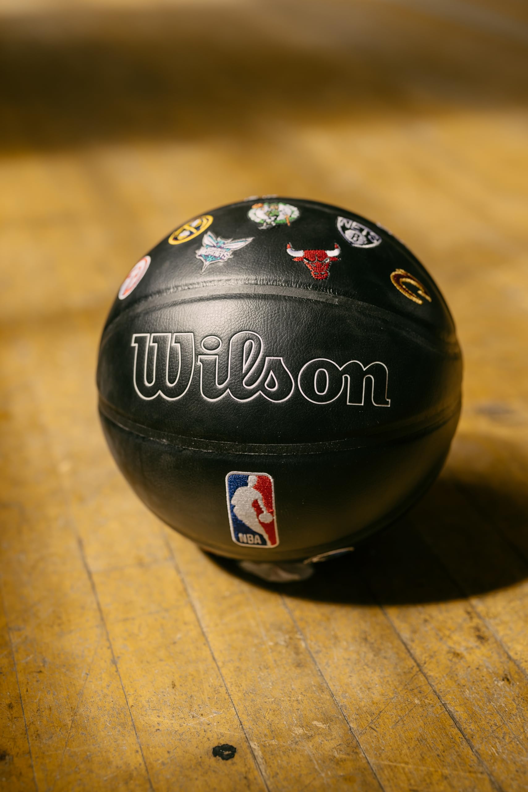 Wilson NBA All Team Premiere Basketball, Mit einem Dual-Depth-Design und Einer schlangenhauttexturierten Oberfläche, Verbesserte Luftstabilität, Team-Logo-Stickerei, Größe: 7