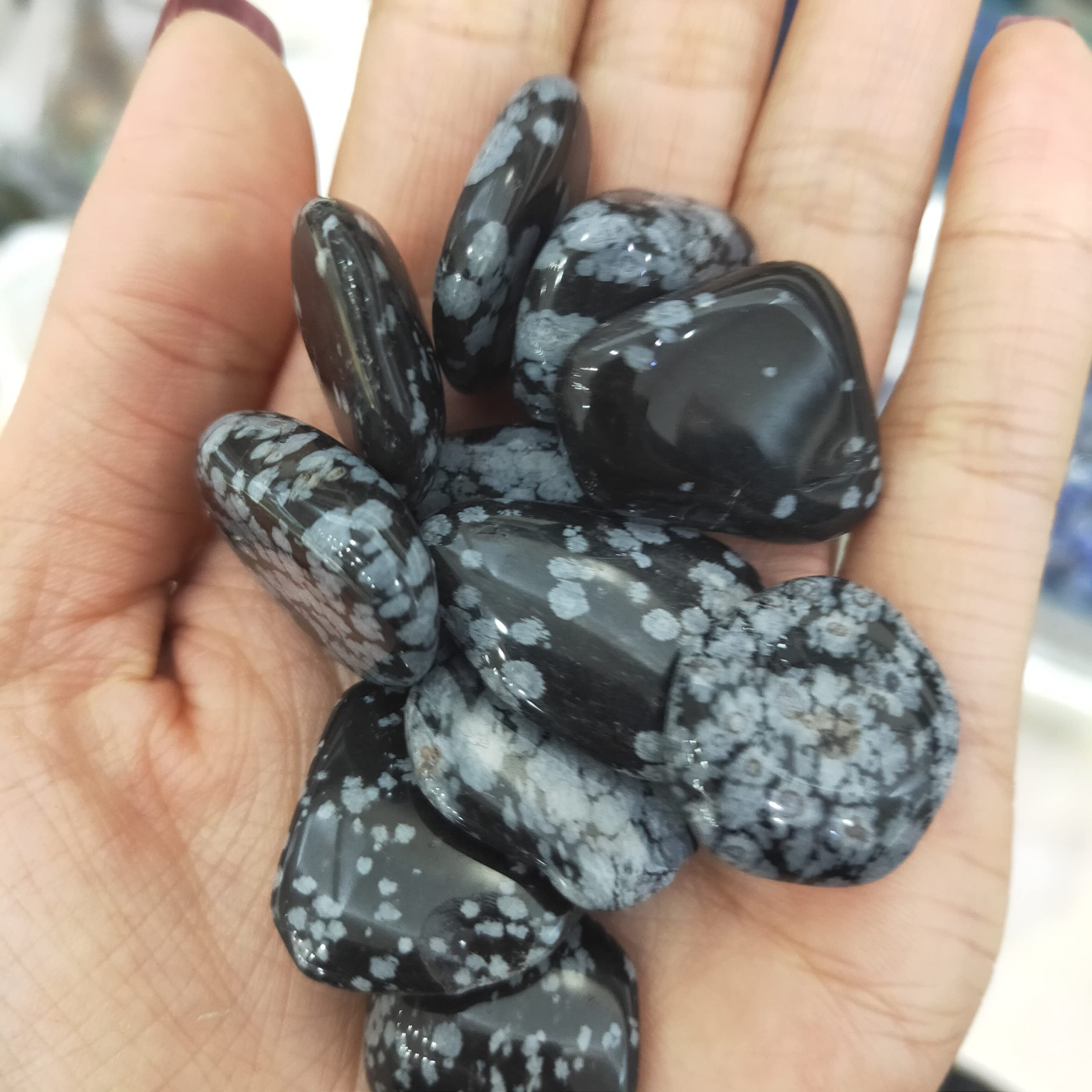 Cristal natural en bruto decoración del hogar 3.53 oz-2.2 lbs copo de nieve obsidiana grava piedras naturales y cristales brujería pecera jardín paisajismo decoración piedras PEIQIYIN decoración de la