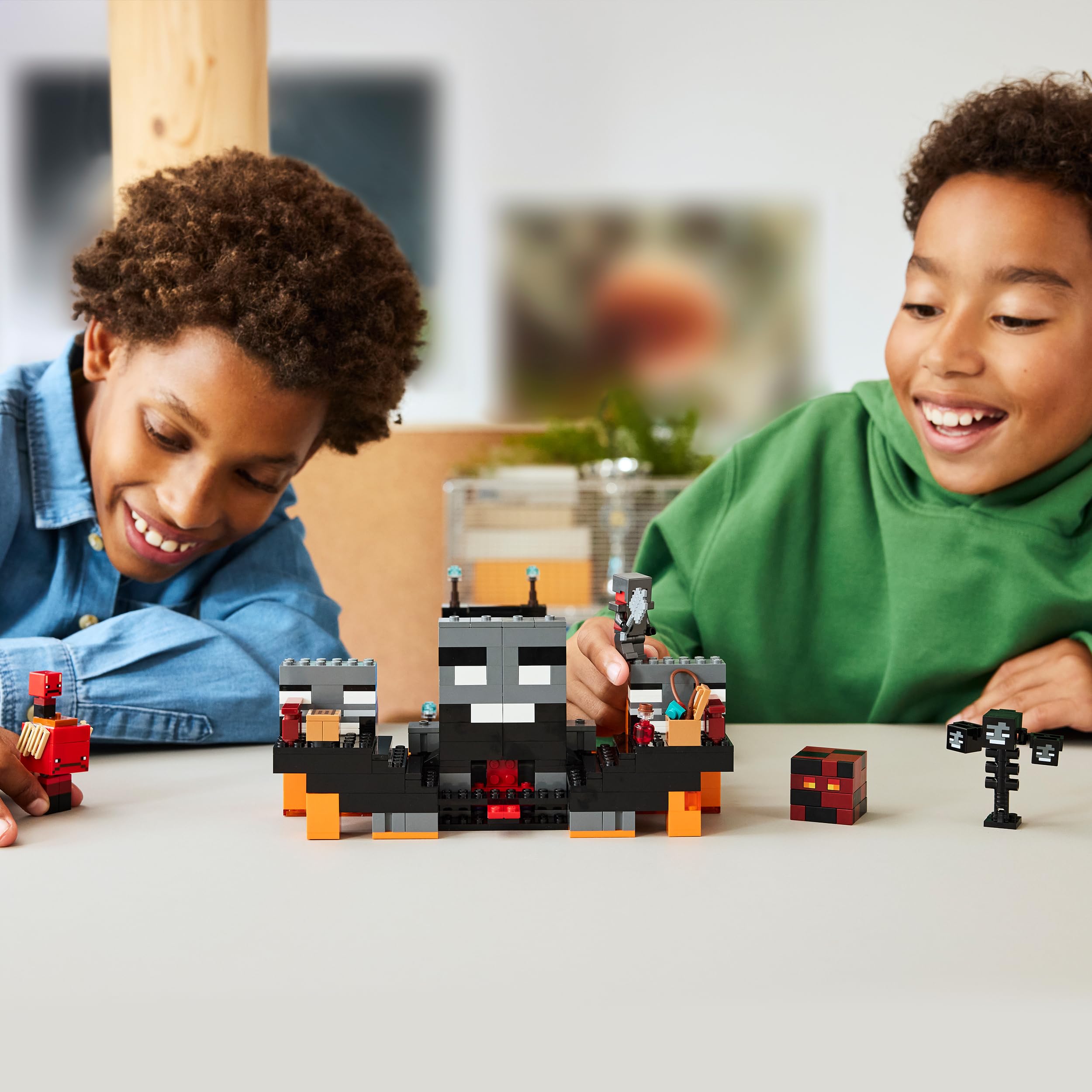 LEGO Minecraft Duell mit dem Wither - Geschenk für Junge Gamer - Merchandising für Fans - Minecraft - Bauset mit vielen Kreaturen und Werkbank für Jungen und Mädchen ab 8 Jahren - 21590