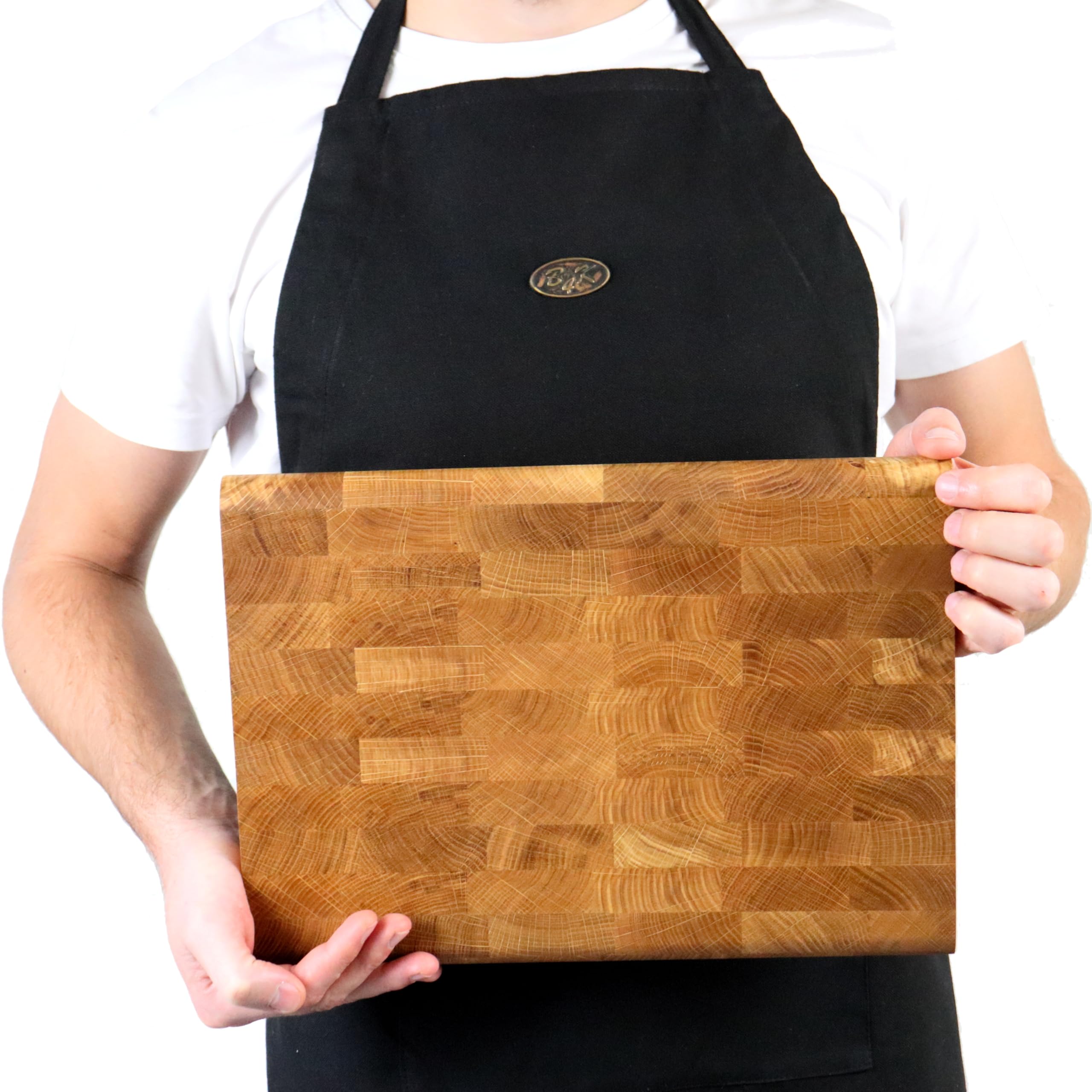 B4K® Schneidebrett 35 × 25 cm – Hackblock aus Eichen-Stirnholz mit abgerundeten Kanten – rutschfest mit Silikonfüßen & Griffmulden – ideal für Küche & BBQ