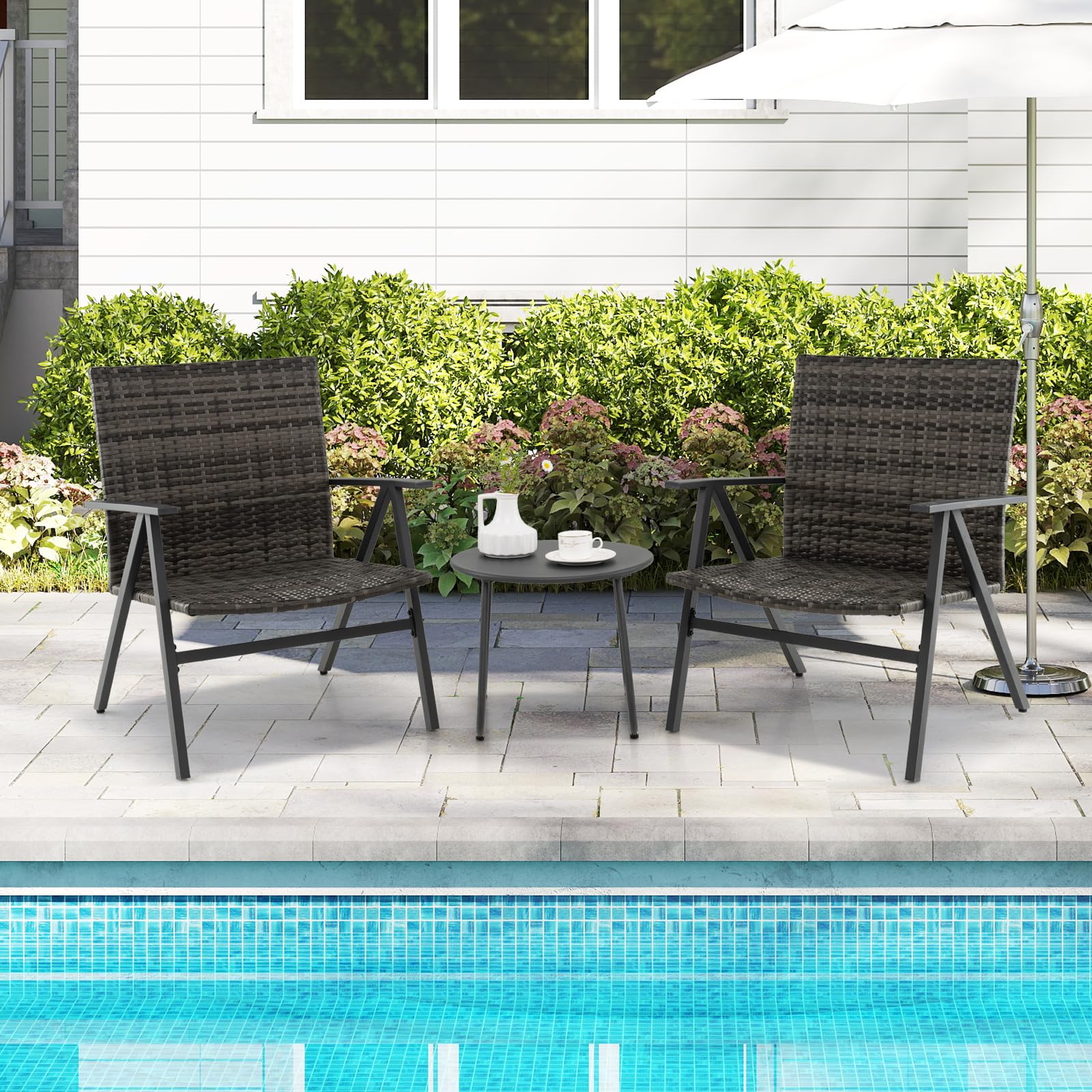 COSTWAY Set Tavolino e 2 Sedie da Giardino con Braccioli in Metallo | Salottino da Giardino Esterno con Schienale e Seduta in Rattan per Balcone, Veranda e Bordo Piscina