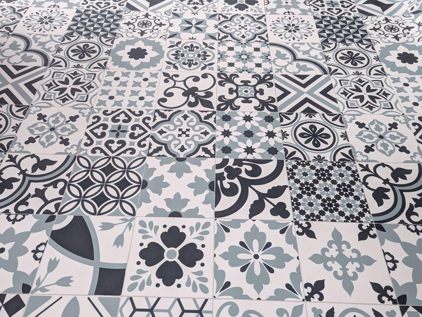 PVC Bodenbelag Vinylboden in Retro Patchwork Fliesen Muster, Zuschnitt (2m breit / 2m lang)