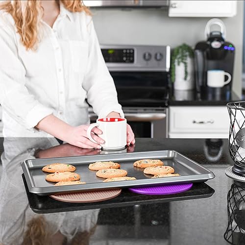 Miniatura 6 de NAT & Jules - Juego de 4 salvamanteles redondos de silicona con patrón de panal de abeja de 7 pulgadas, color morado