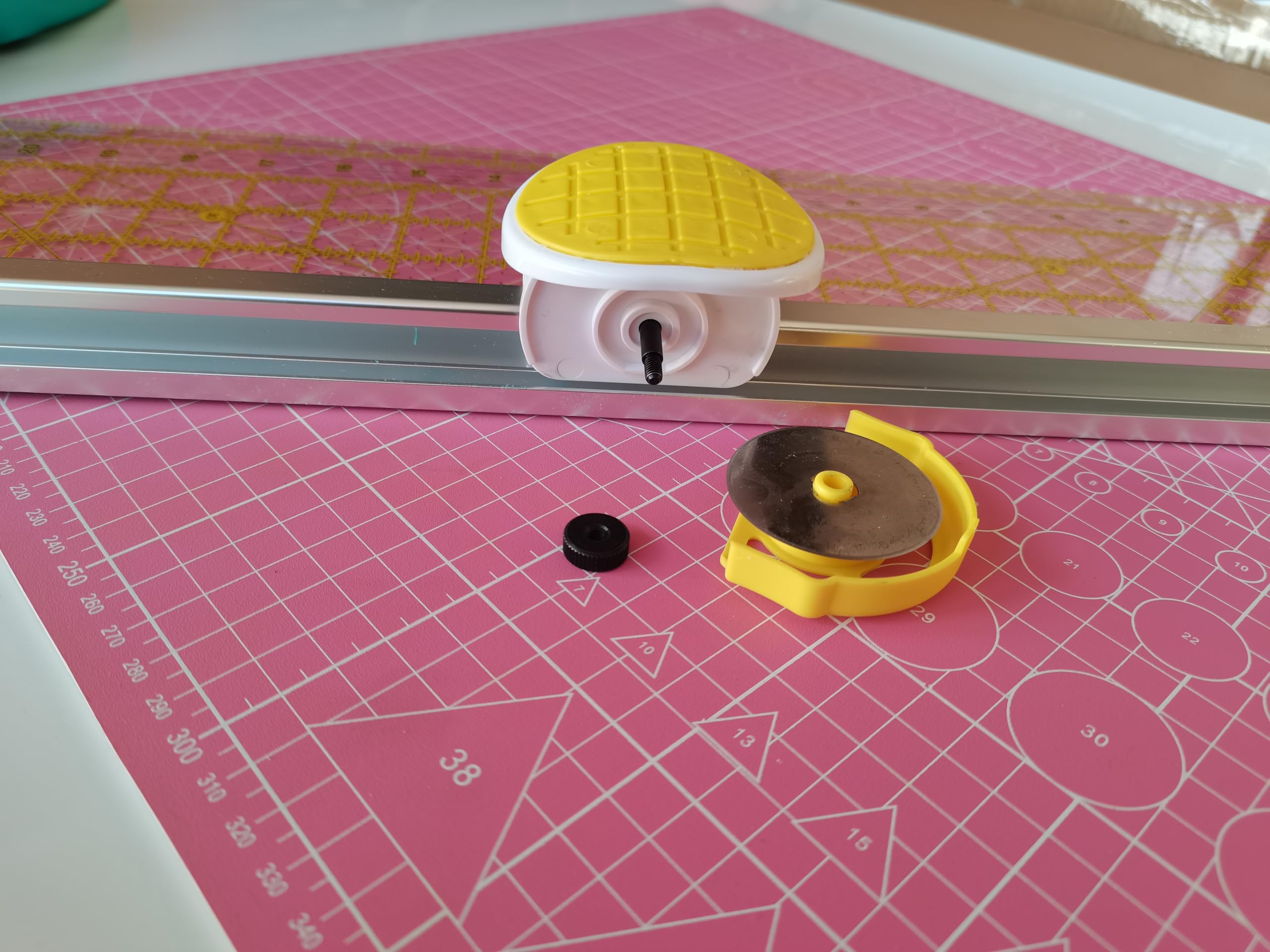 61 cm L x 15,2 cm B Rollschneider und Lineal, Kombination mit 2 zusätzlichen Klingen, Stoffschneider mit ergonomischem Griff für einfaches Schneiden von Stoff