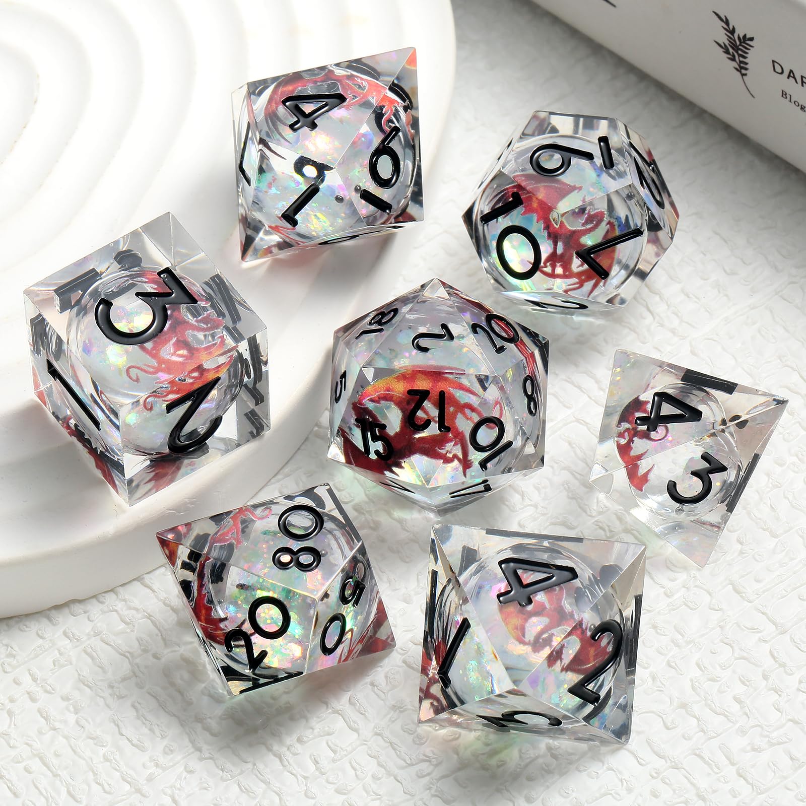 Dés tranchants DNDND Red Dragon avec chiffres noirs | Liquid Core D&D dés 7 pièces | Étui en métal sur le thème du dragon | Cadeau idéal pour RPG