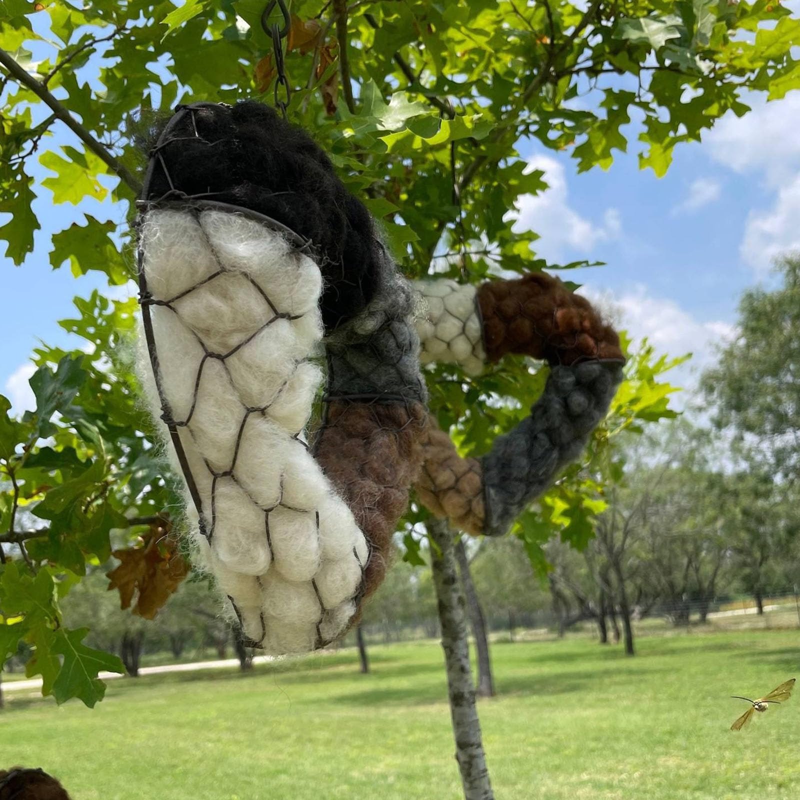 Nido de hierro para pájaros silvestres, corazón, refugio para pájaros silvestres, decoración de jardín, patio, recargable, con fibra de algodón, fácil de colgar, decoración de vida silvestre