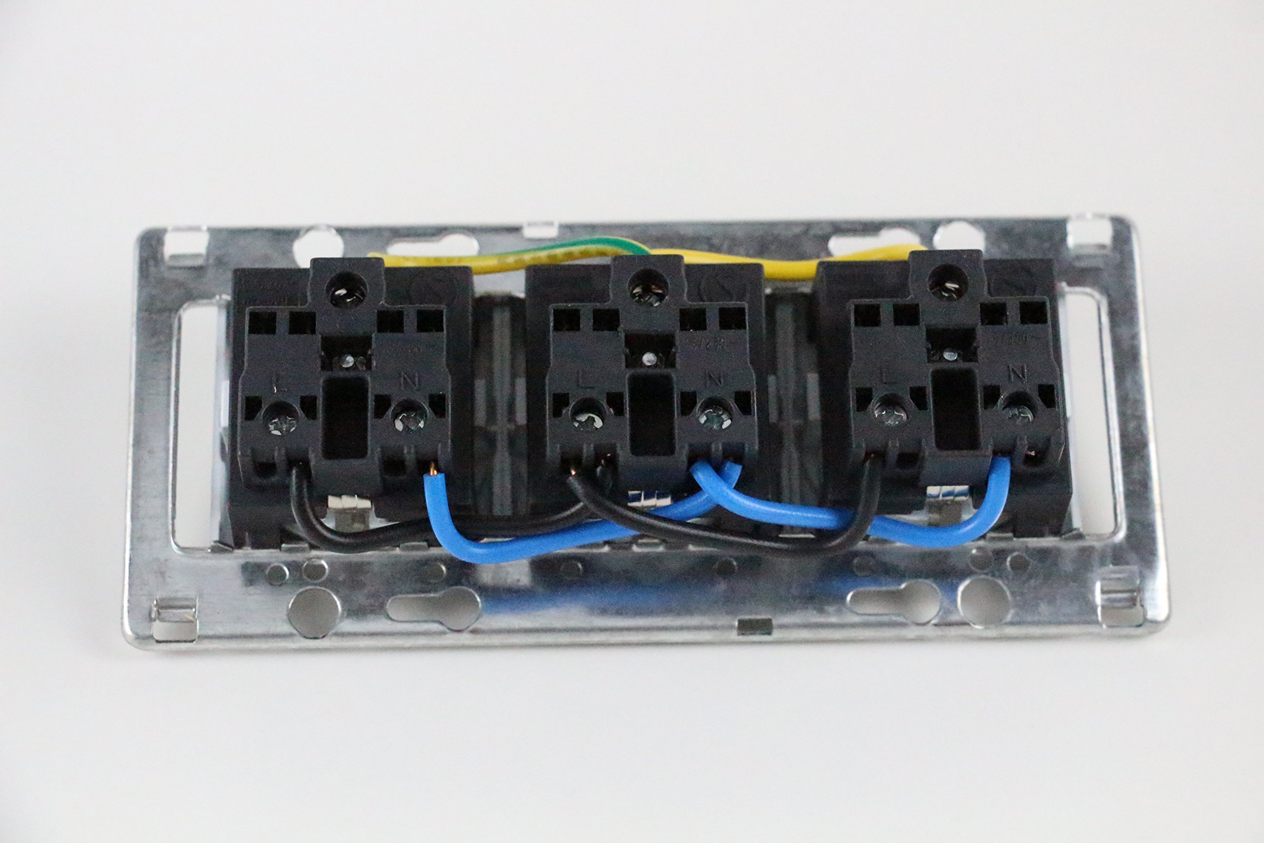 Muebles - Caja De Enchufe Blanca Con 3x Schuko - Caja De Enchufe Angular De Aluminio De Alta Calidad Ideal Para La Encimera, La Mesa O Debajo De La Caja De Enchufe