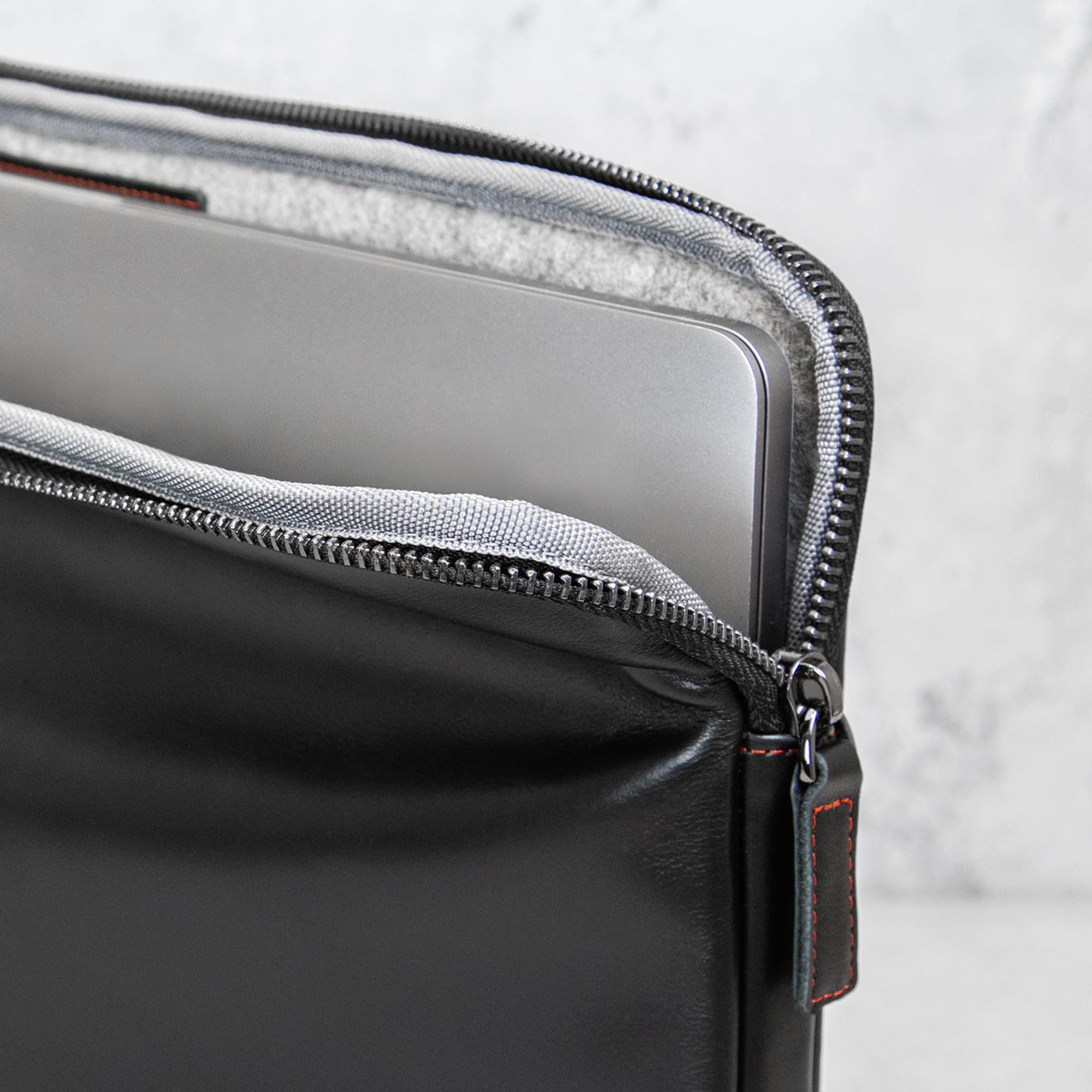 Casemade Funda de piel auténtica con cremallera para laptop, bolsillo interior y forro de lana, compatible con Apple MacBook, HP, Dell, Asus y Levovo (14 pulgadas, color negro)