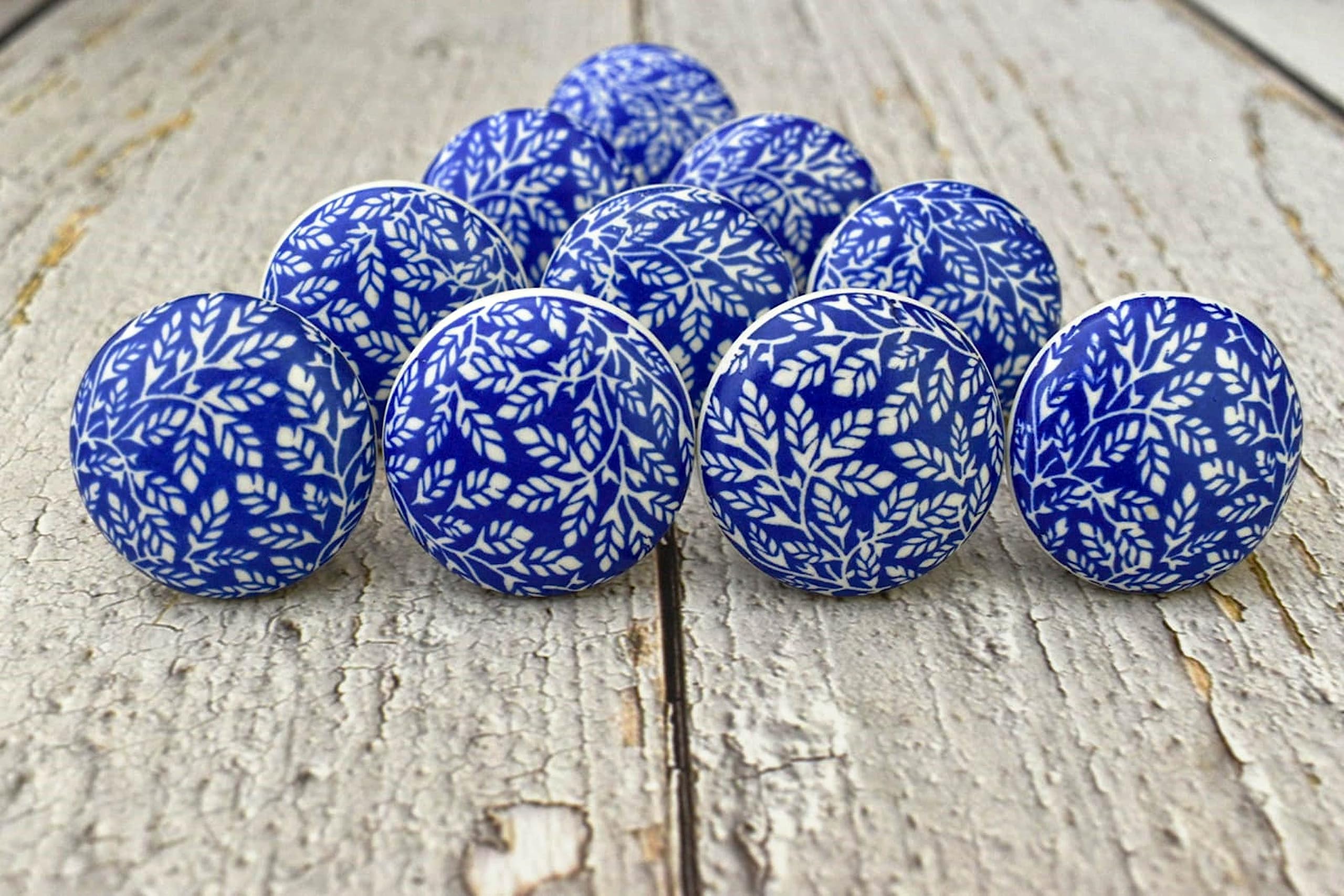 ARTISNO Set mit 10 blauen und weißen Keramikknöpfen, handbemaltes Blumenmuster für Küchenschränke, Badezimmerschränke, Kommoden, Schubladen, Kommoden, handgefertigte Griffe und Griffe aus Keramik