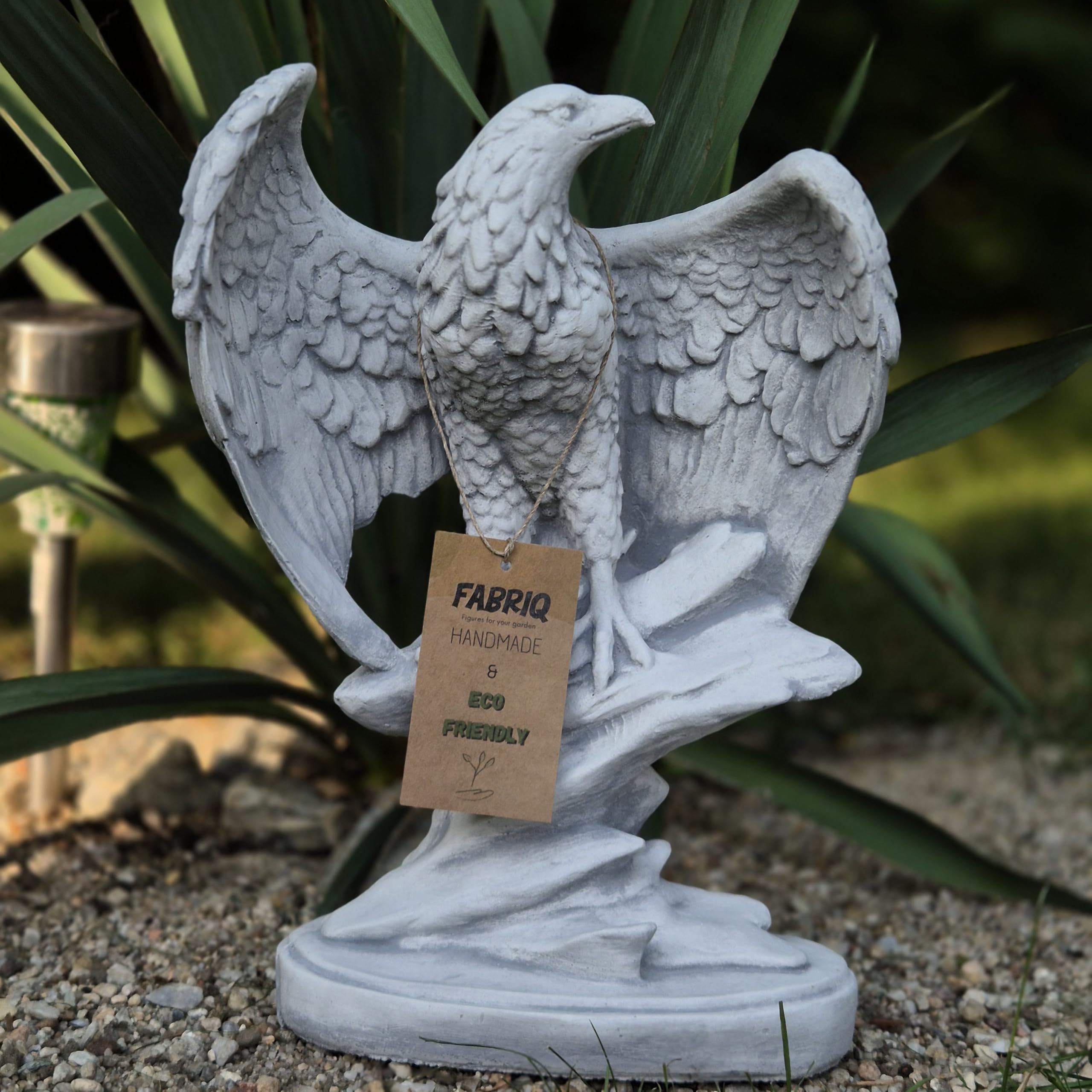 FABRIQ Adler auf Felsen 32 cm – 4 kg Steinguss Tierfigur – Frostsichere Gartendeko – Realistische Skulptur