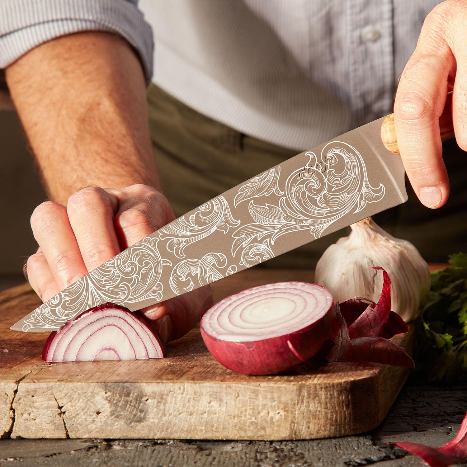deejo - Couteau de Chef Pleine Soie - Manche en Bois d’Olivier Riveté, Motif Floréal - Lame en Acier Inoxydable X50CRMOV15, Finition Titane Gris Anthracite