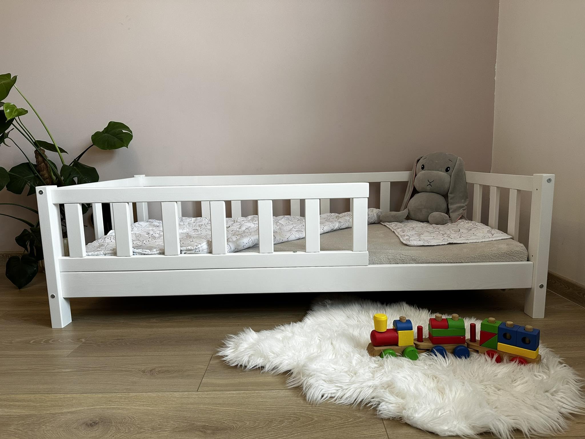 Alije Kinderbett Bett mit Rausfallschutz 90x140 Weiß Leo Lattenrost Bettgestell aus Kiefer Holz für Haus Kinder Jungen & Mädchen - Holzbett Baby Kinderzimmer Junge Deko