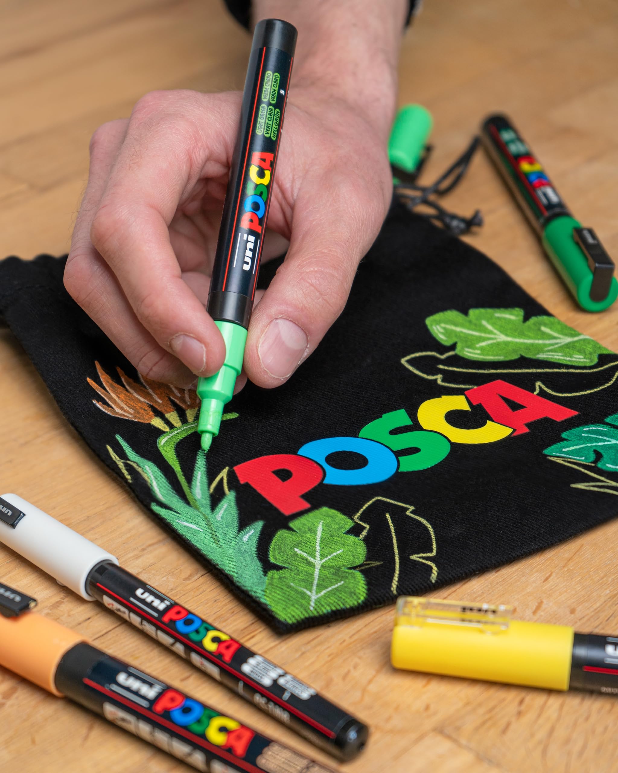 POSCA Uni Mitsubishi Pencil – Maxi-Pack mit verschiedenen Spitzen und Farben – 14 Marker für Farbe auf Wasserbasis – inkl. Tasche | Uni Mitsubishi Pencil – PC1MC PC3M PC5M – 12 deckende Farben, permanent auf porösen Oberflächen