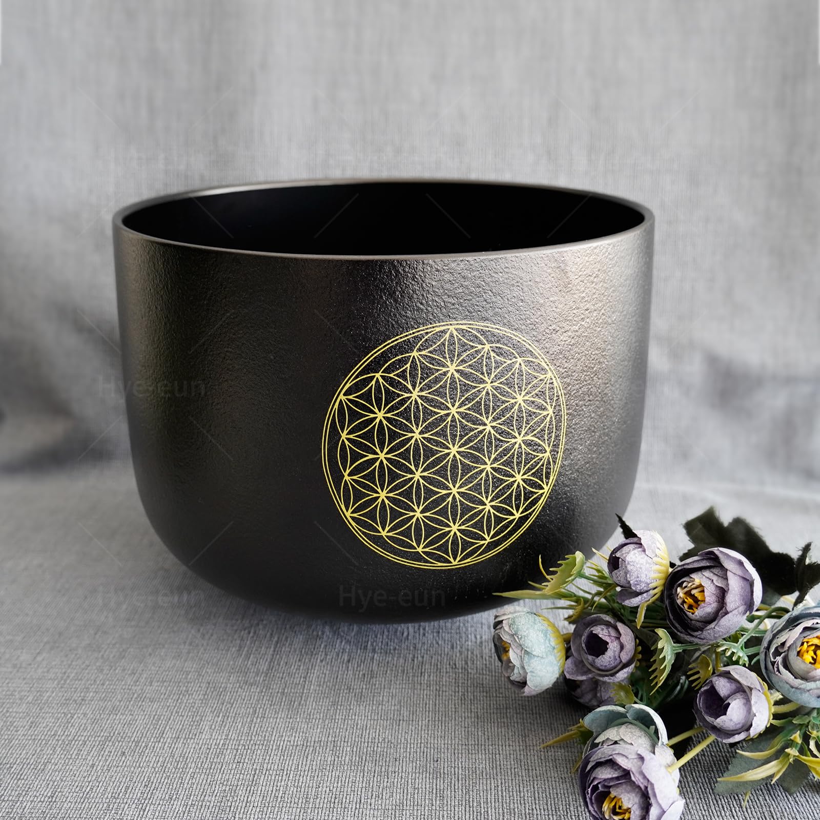 Hye-eun Campana tibetana in cristallo, 528 Hz, note C, 20 cm, nero, al quarzo, con design a fiore della vita, campana per meditazione, chakra, guarigione sonora coordinata, con borsa per il trasporto
