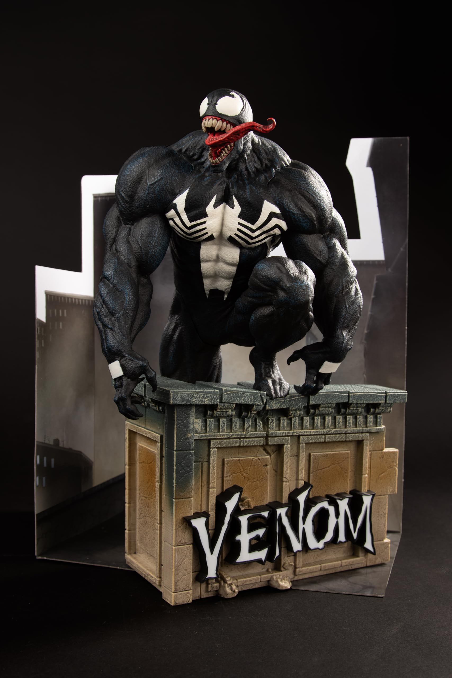 McFarlane Toys - Marvel Venom - Coleccionable a Escala 1:6 con Escena y cómic (Venom #5)