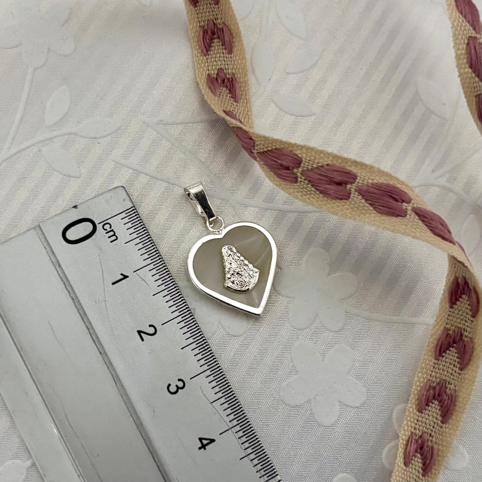 Colgante Corazón Virgen del Rocío, Plata de Ley 925 con Nácar Blanco Natural, 25mm, Unisex