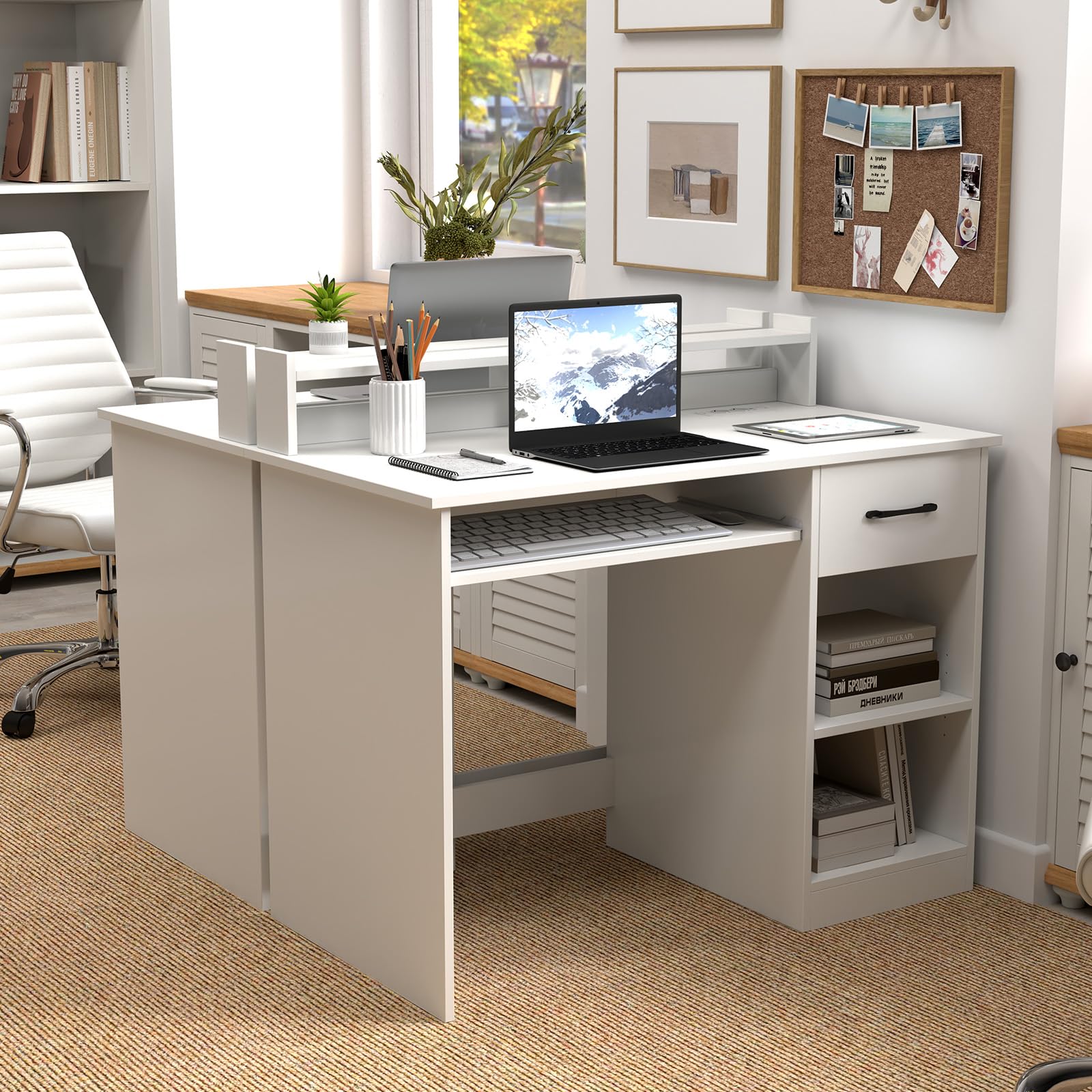 GYMAX Scrivania per Computer con Stazione di Ricarica, USB/Type-c, Tavolo da Studio PC, Ripiani e Cassetto, Foro per Gestione Cavi, Moderno per Camera da Letto, Soggiorno, 105 x 55 x 89 cm, Bianco