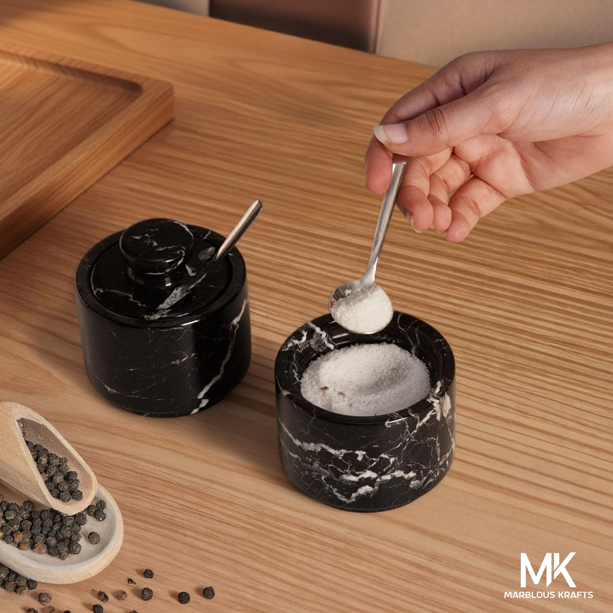 MARBLOUS KRAFTS Marmor-Salzkeller mit Deckel und Löffel, 7,6 cm, schwarzes Zebra-flockiges Weihnachts-Salzbox für Geschenk, modernes kleines Set mit 2 Zuckerküchen, Arbeitsplatte, Aufbewahrung