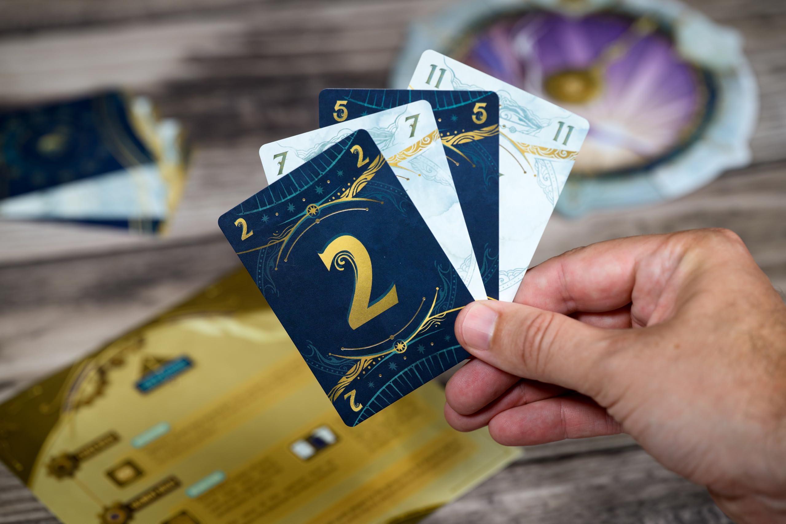 Asmodee Take Time, Gioco Collaborativo di Deduzione per 2-4 Giocatori dai 10 anni in su, un Gioco Strategico e Dinamico, partite di circa 30 minuti, Edizione in Italiano