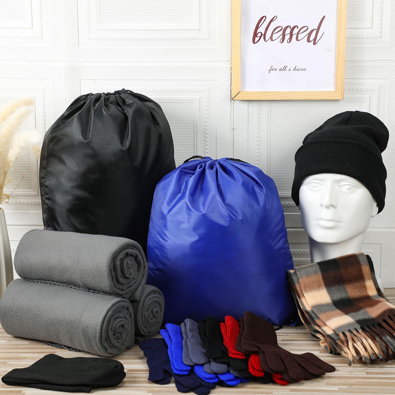 Suhine 72-teiliges Homeless Care Survival Kit - Warme Decke, Mützen, Schals, Kordelzugbeutel, Handschuhe und Socken - Mehrfarbig, Unisex - Obdachlosen-Kit