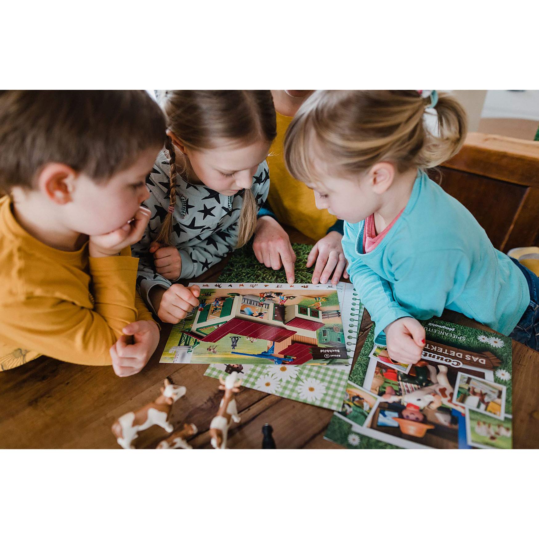 PLAYMOBIL Box 70763 Country „Das Detektivspiel“ mit 7 Country-Spielsets, Labyrinthkarte und Kochbuch, ab 5 Jahren [Exklusiv bei Amazon]